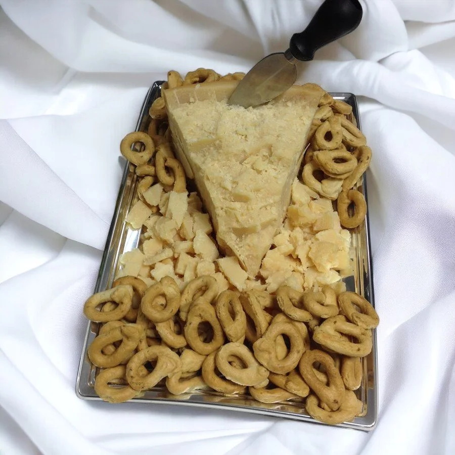 Pointe de Parmesan Reggiano (1 kg) et tarali au fenouil, avec son couteau pointe