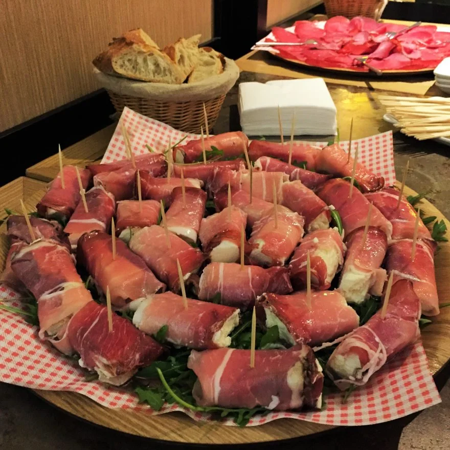 Plateau de 30 rouleaux involtini de speck et ricotta