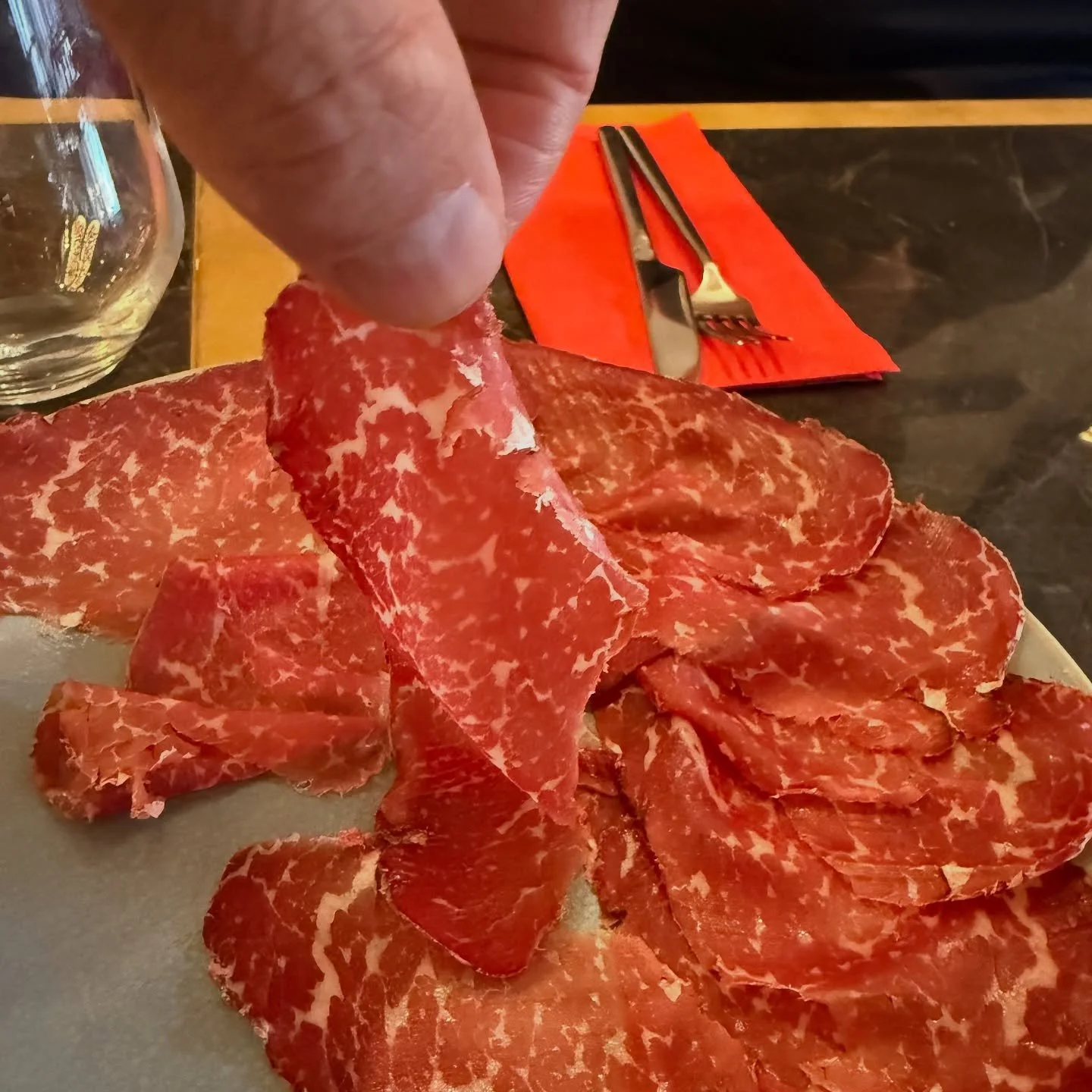 Carpaccio de bresaola de b&oelig;uf wagyu, la finesse de cette viande d&rsquo;exception sublim&eacute;e par l&rsquo;affinage dans la r&eacute;gion italienne de Valtellina.