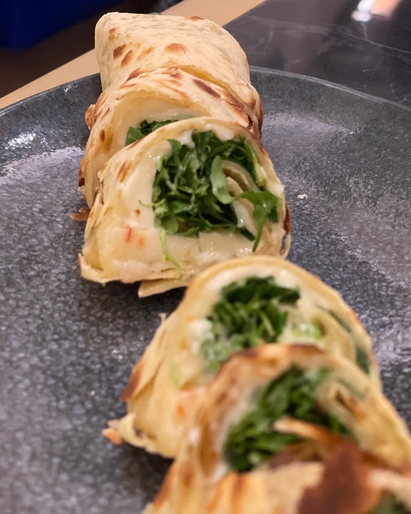 Une Piadina Fromages qui ne fait pas semblant&hellip;
Mozzarella fondante, roquette fra&icirc;che, galette encore chaude et l&eacute;g&egrave;rement croustillante. Simple en apparence, mais redoutablement efficace.
Chez Comptoir Gourmet, on aime quan