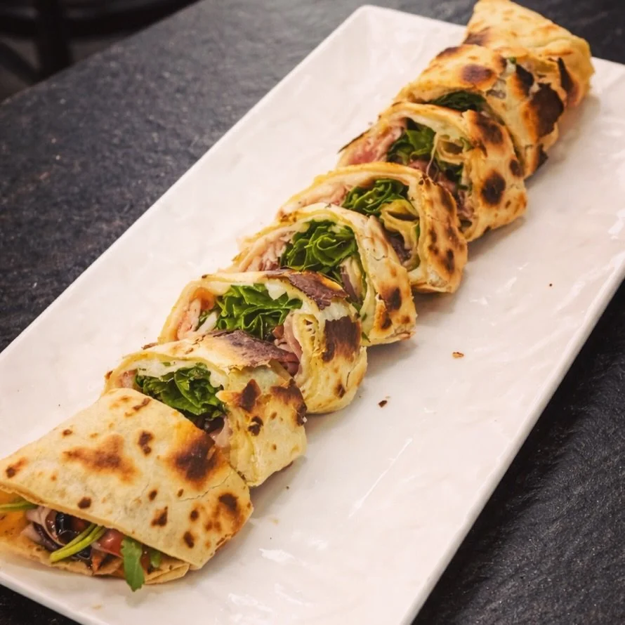 La Piadina comme on l&rsquo;aime au Comptoir Gourmet 🇮🇹🔥

Croustillante &agrave; l&rsquo;ext&eacute;rieur, fondante &agrave; l&rsquo;int&eacute;rieur&hellip; du prosciutto, de la roquette bien fra&icirc;che, et cette p&acirc;te l&eacute;g&egrave;r