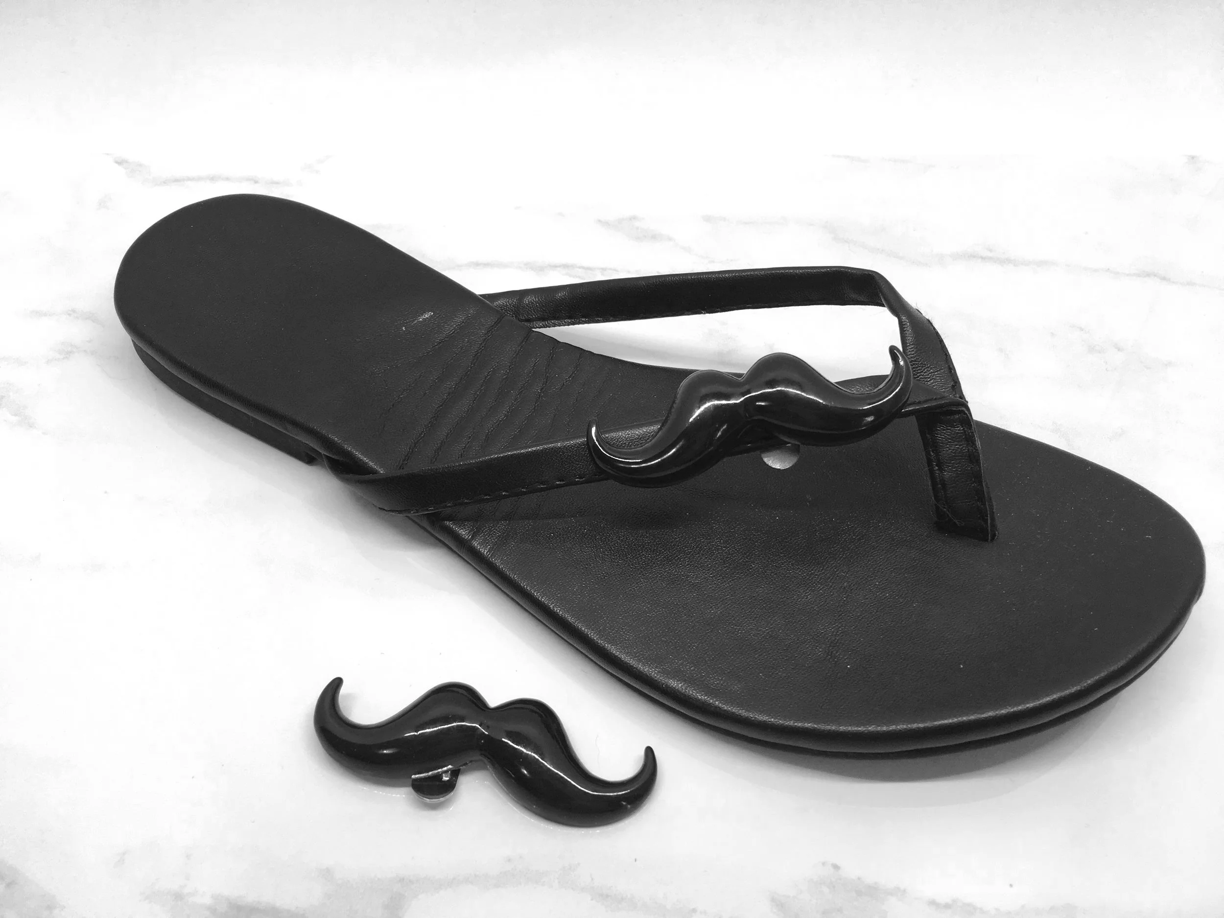 Clips à souliers- moustache noire sur tong