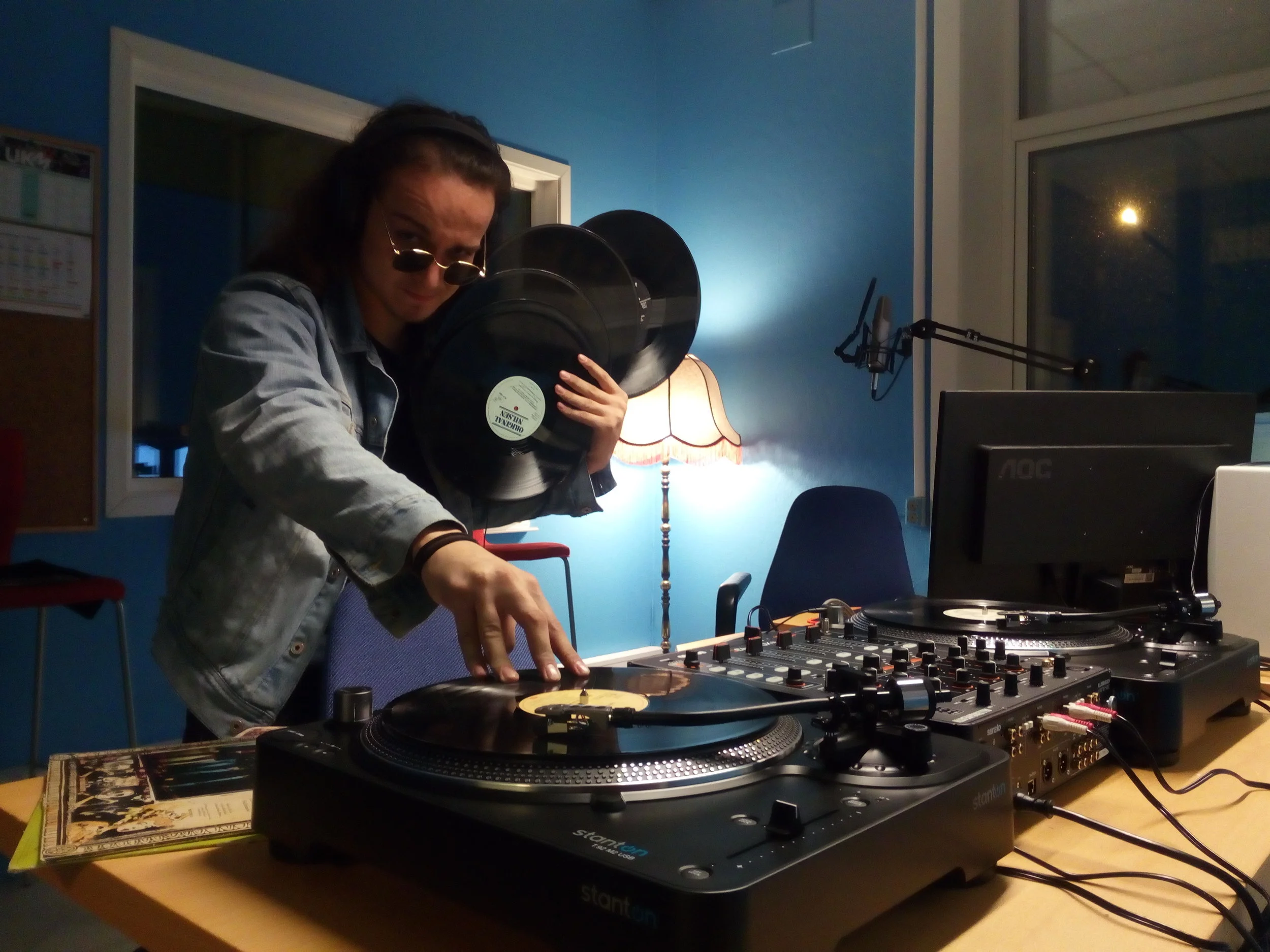 Runar spinner vinyl på våre splitter nye turntables.