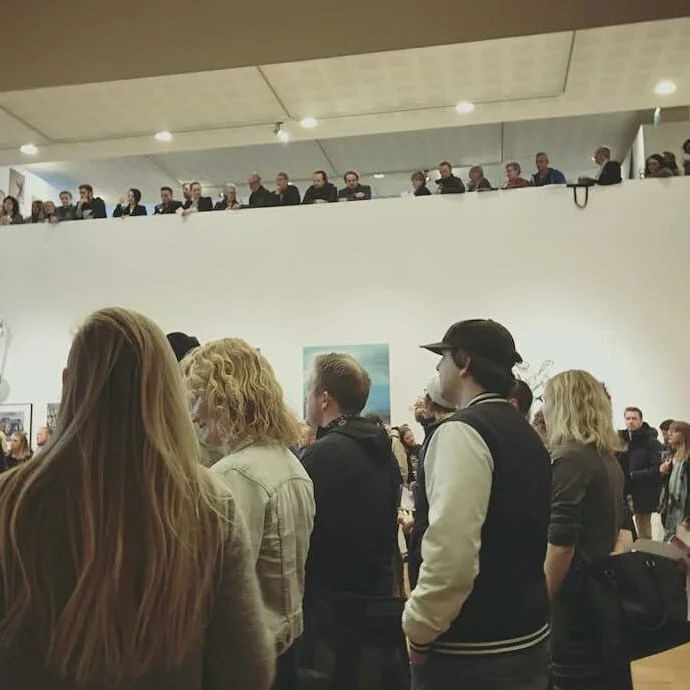 Fullt hus på Rampestreks utstillingsåpning