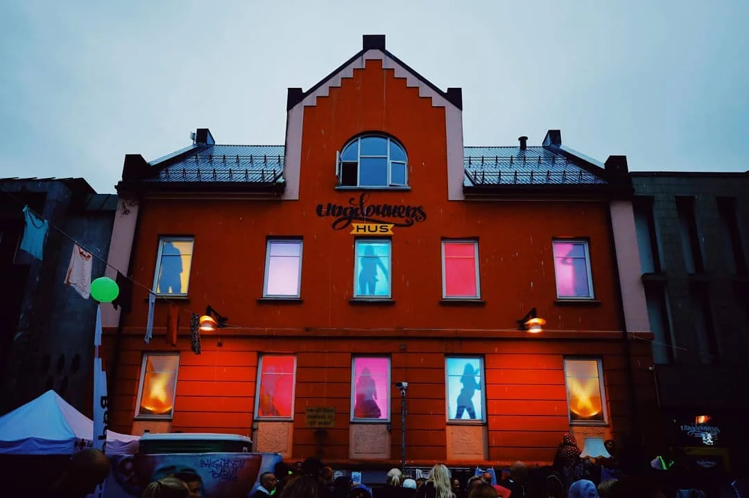 Ungdommen på Ungdommens Harstad sørget for et heftig lysshow under Bakgården 2018 (foto: Ungdommens Hus)