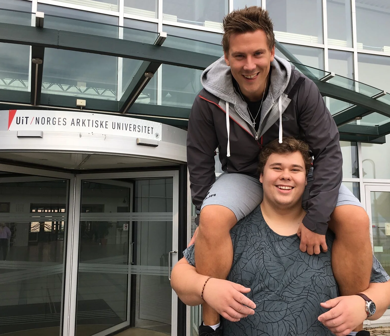 Daniel og Ruben er klar til å kickstarte studentradioen i Harstad.