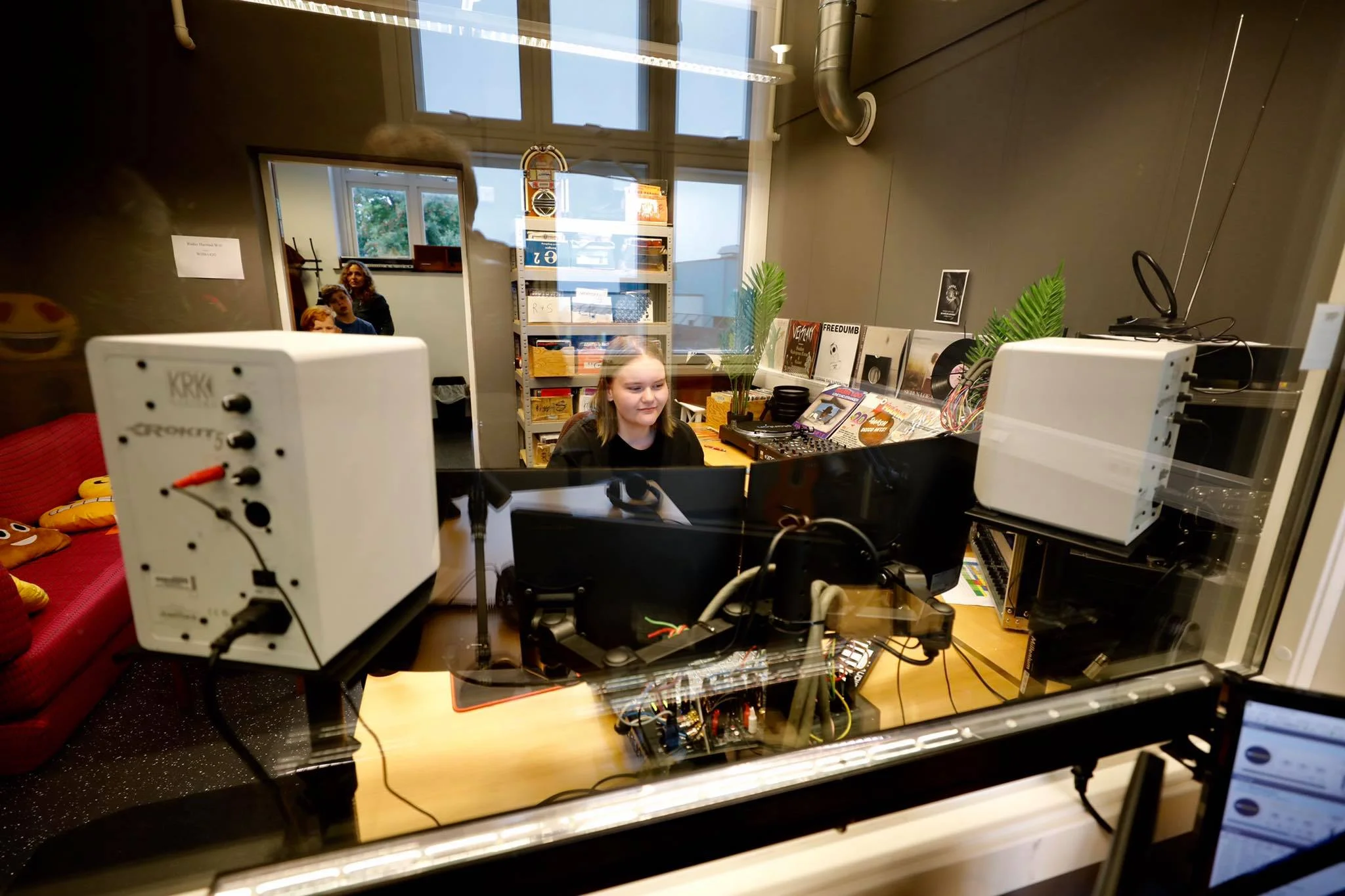 Martine styrer teknikken i radiostudio.