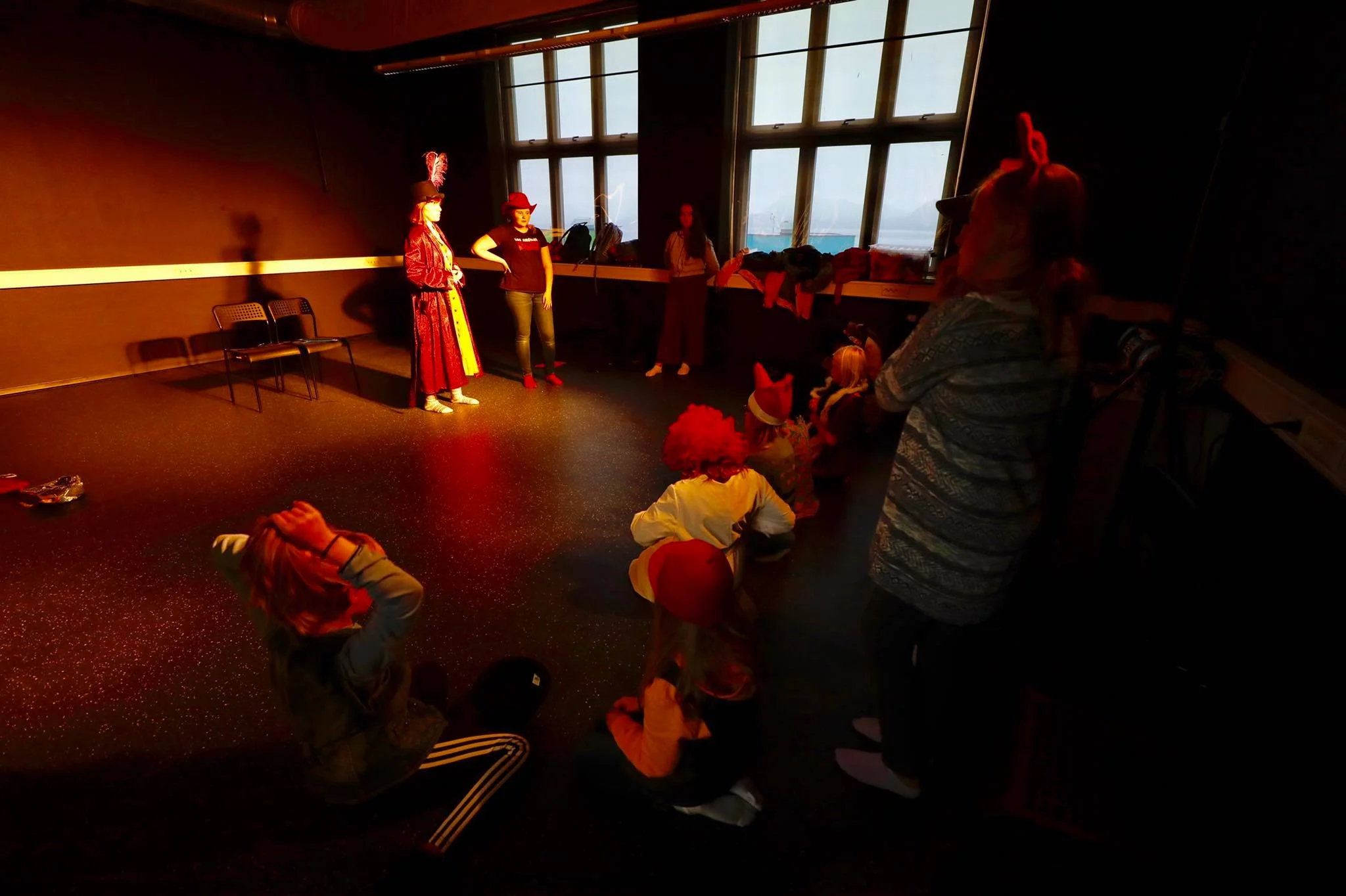 Ungdommer fra Ungdommens Hus hadde teaterworkshop med de yngre barna.