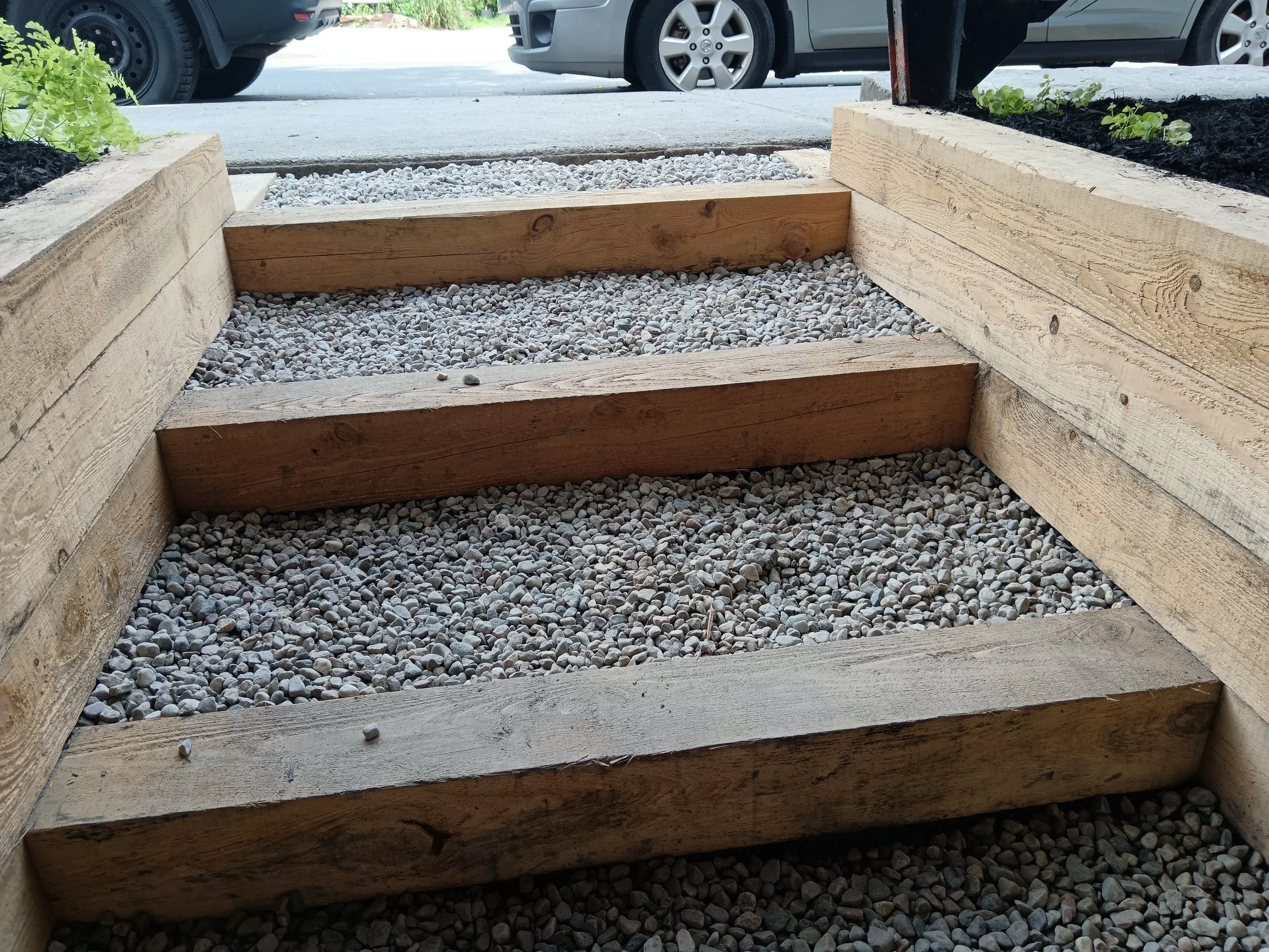 Escalier bois et pierres de rivières