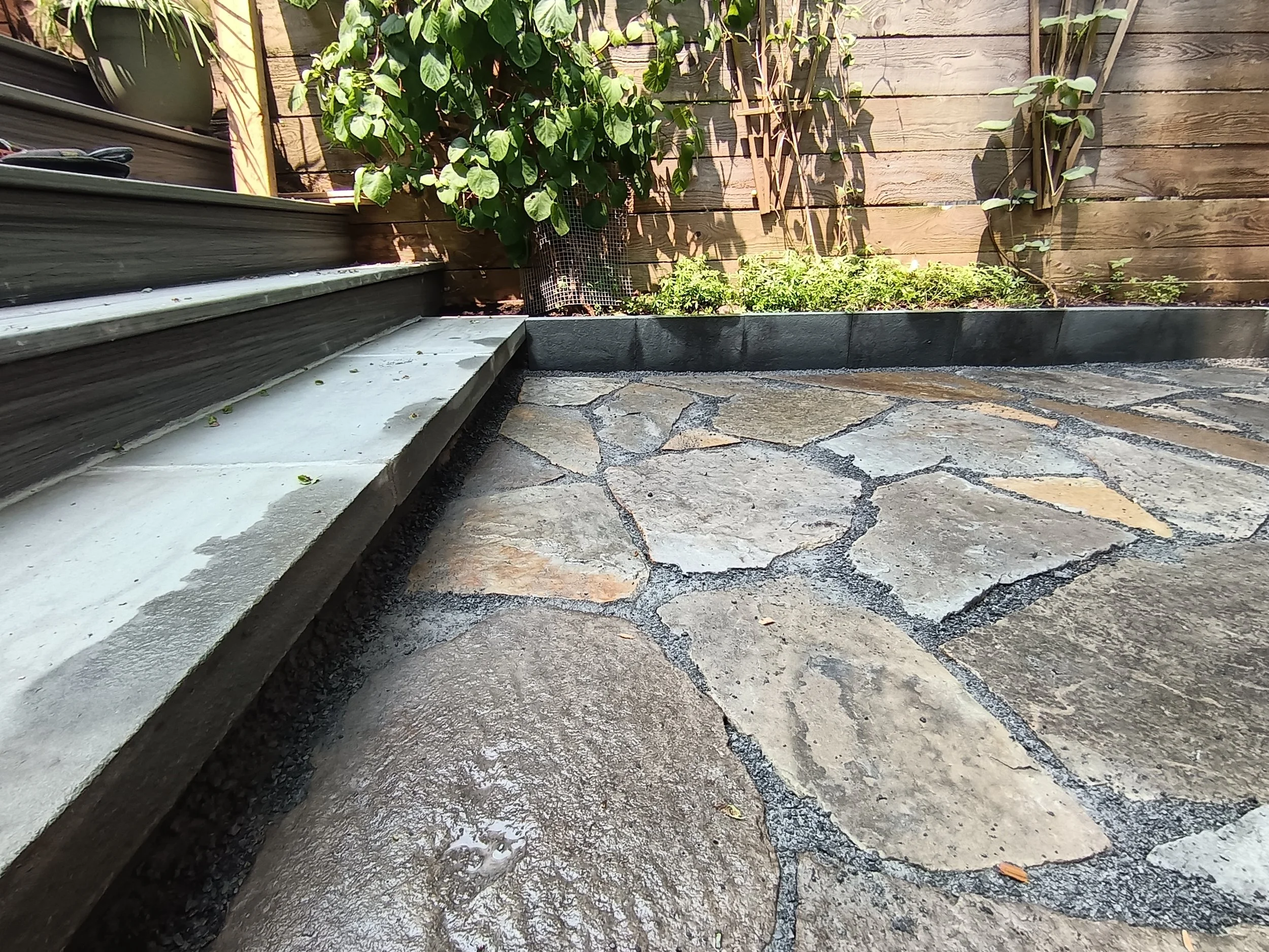 Dallage et bordure en pierres naturelles