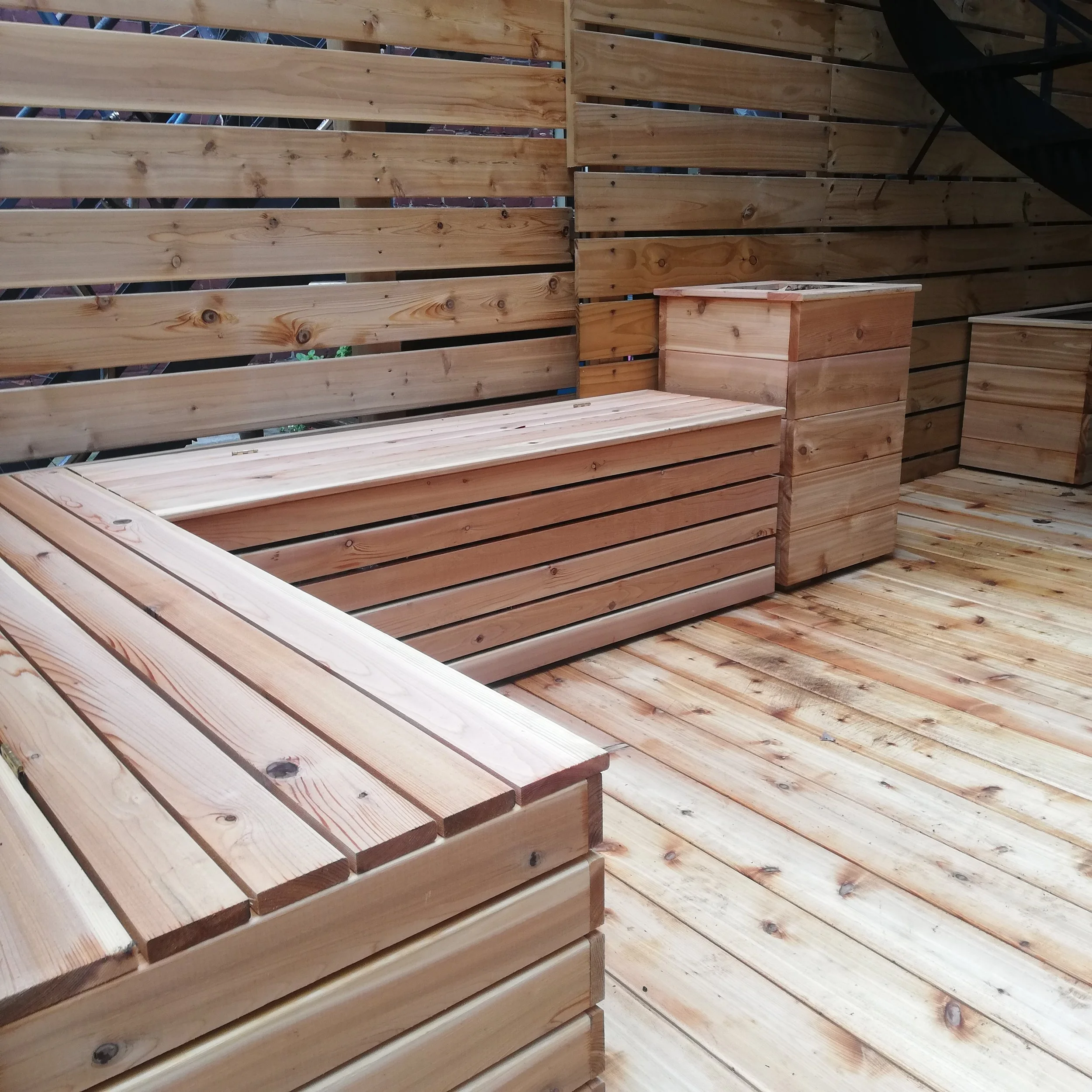 Banquette-coffre en bois de cèdre - Plateau Mont Royal
