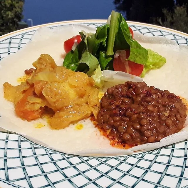 Made some Ethiopian-inspired food! Injera bread (more below) topped with: lentils with berbere (an Ethiopian spice mix), cabbage/carrots/potatoes with turmeric and cumin, little salad with tomatoes, onions and Romaine with a squeeze of lemon. The inj