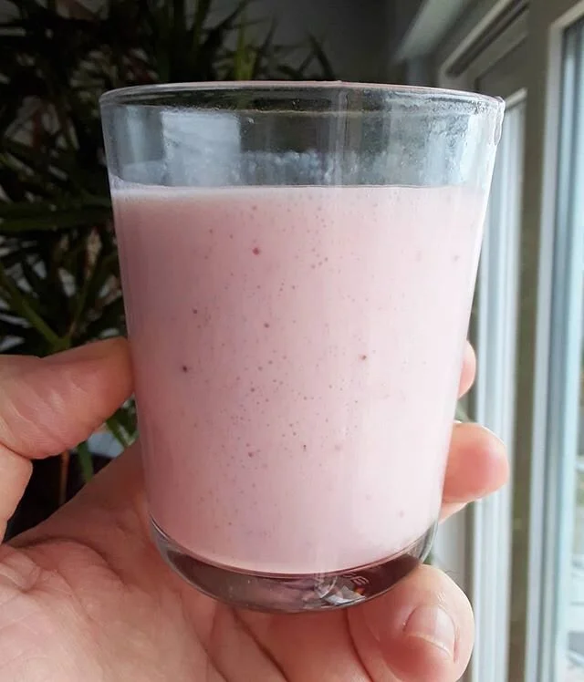 Milk k&eacute;fir, double fermentation, second one with strawberries and honey! Came out very fizzy! look at all those bubbles!