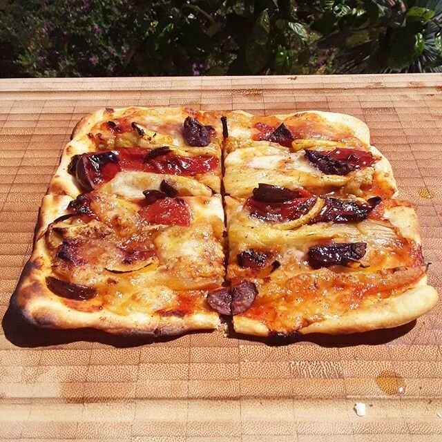 My very strict🍕🍕🍕 pizza diet🍕🍕🍕 continues 🤣🤣🤣: I left this dough out and kind of over proofed it, so folded it on itself a bunch of times, made it into a thin square and it came out crunchy crackery. Topped with a thin layer of Tunisian hari