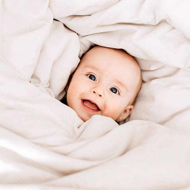 Playing peak-a-boo after this little one&rsquo;s nap. 
On the blog, talking about sleep training. The beautiful @maydreamssleep helped us develop a plan that worked for us and I shared all about it in the post. 🙏🏼 remember that there are some misco