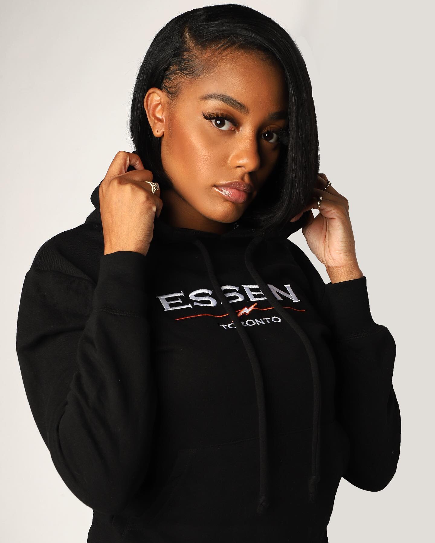 @xchantelx_ in the black &ldquo;Toronto hoodie&rdquo; by @essenathletica 
&bull;
&bull;
&bull;
&bull;
&bull;
#fallcapsule #torontobrand #fallseason #modellife #unisexclothing #torontofashion #studiophotography