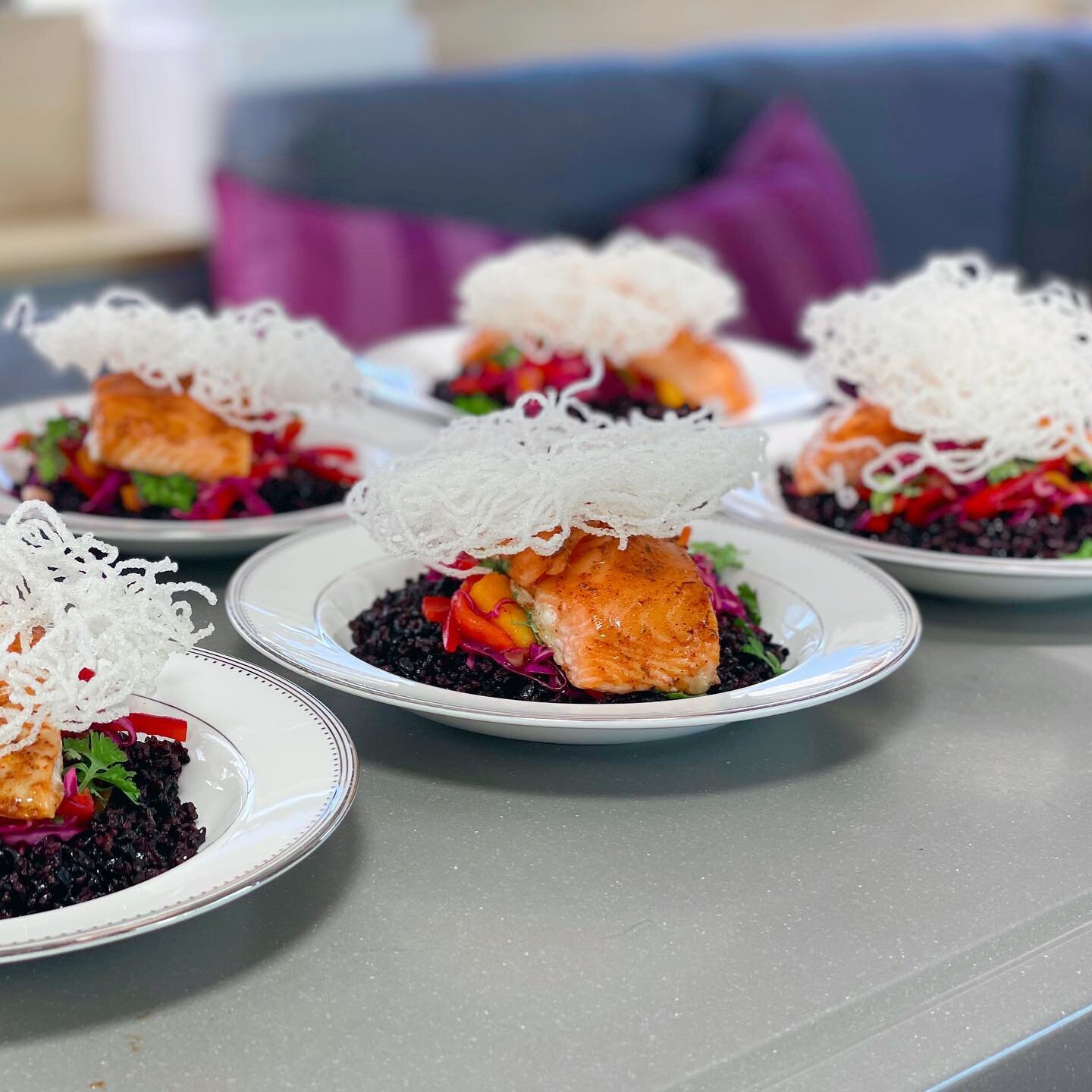 A fresh and filling lunch for our guests after their morning underwater. 🤿🫧

Jerk glazed salmon // forbidden rice // cabbage, red pepper + mango salad // crispy rice noodles