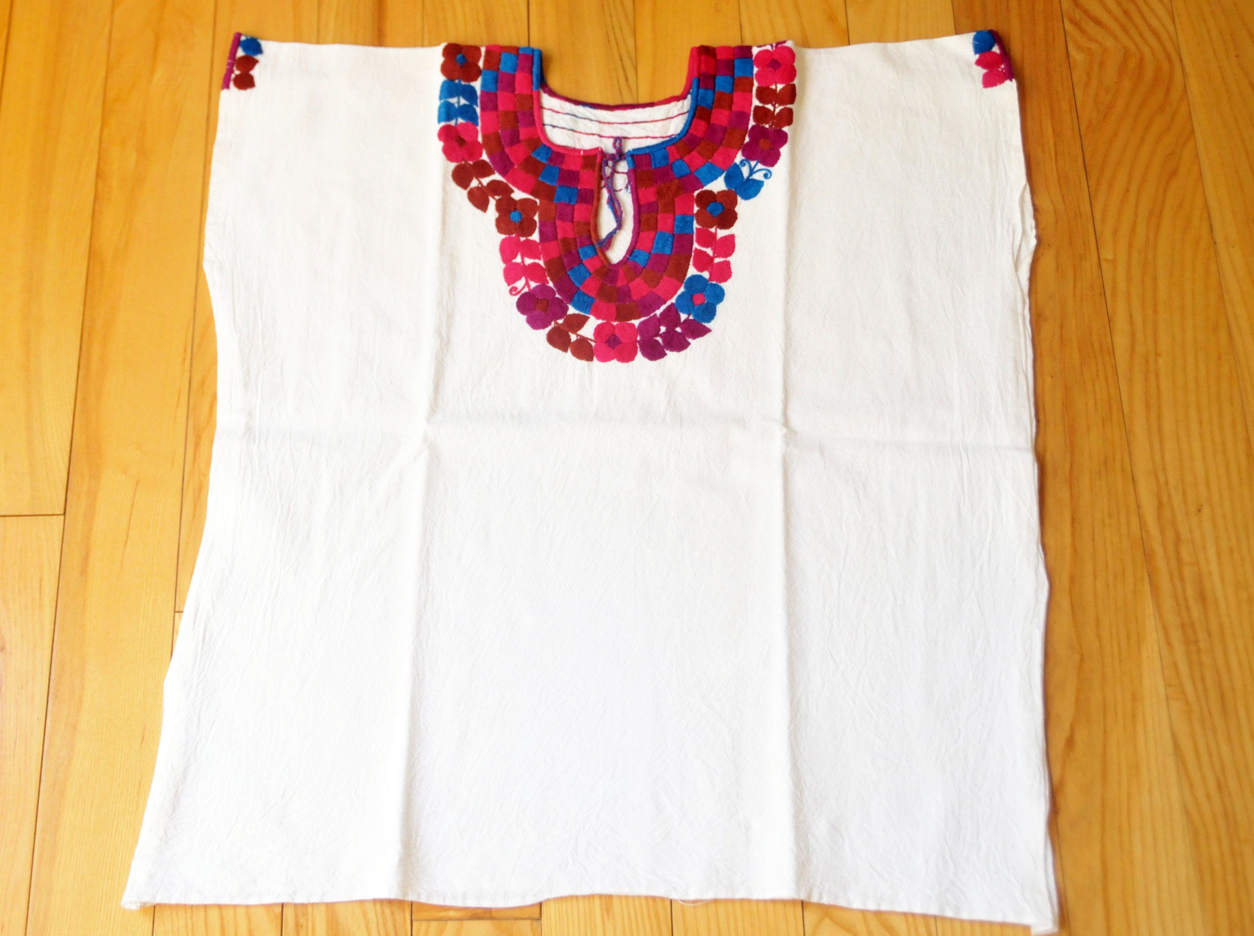 Natural Manta Red and Blue Pattern Embroidery Mexican Blouse — The Red  Queen Gallery