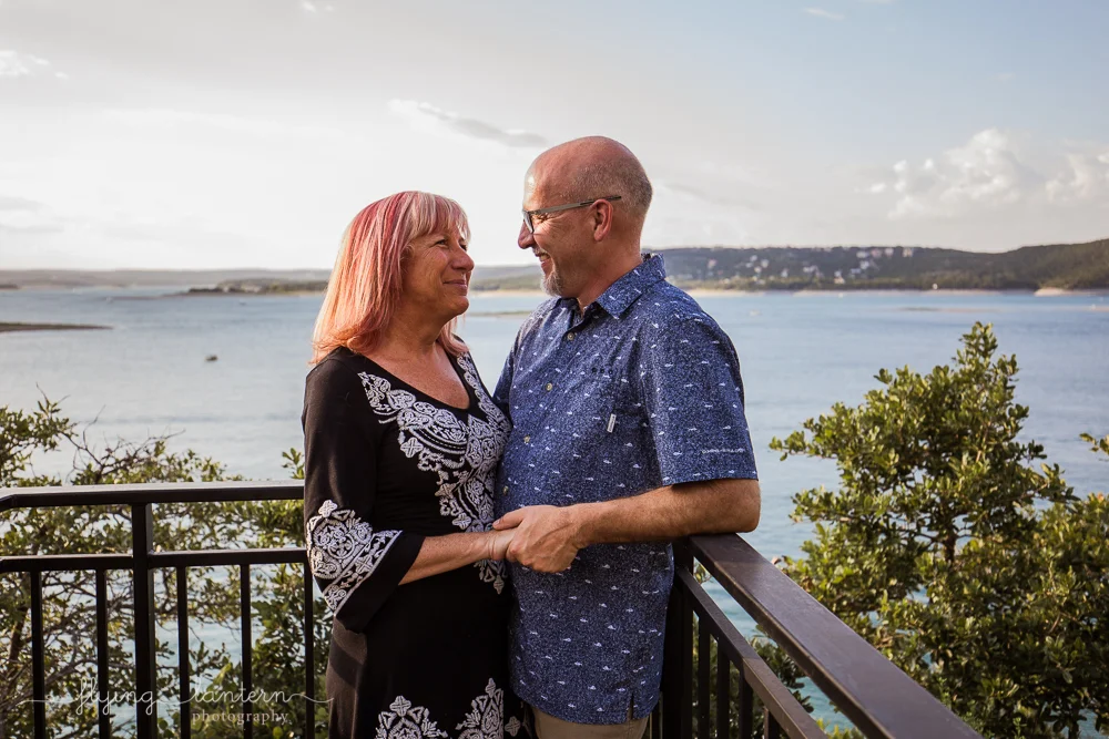 Extended family session on Lake Travis during family reunion. couple portrait. Photo by Erin Reas of Flying Lantern Photography