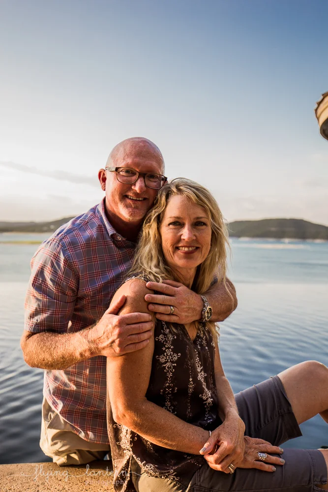 Extended family session on Lake Travis during family reunion. couple portrait. Photo by Erin Reas of Flying Lantern Photography