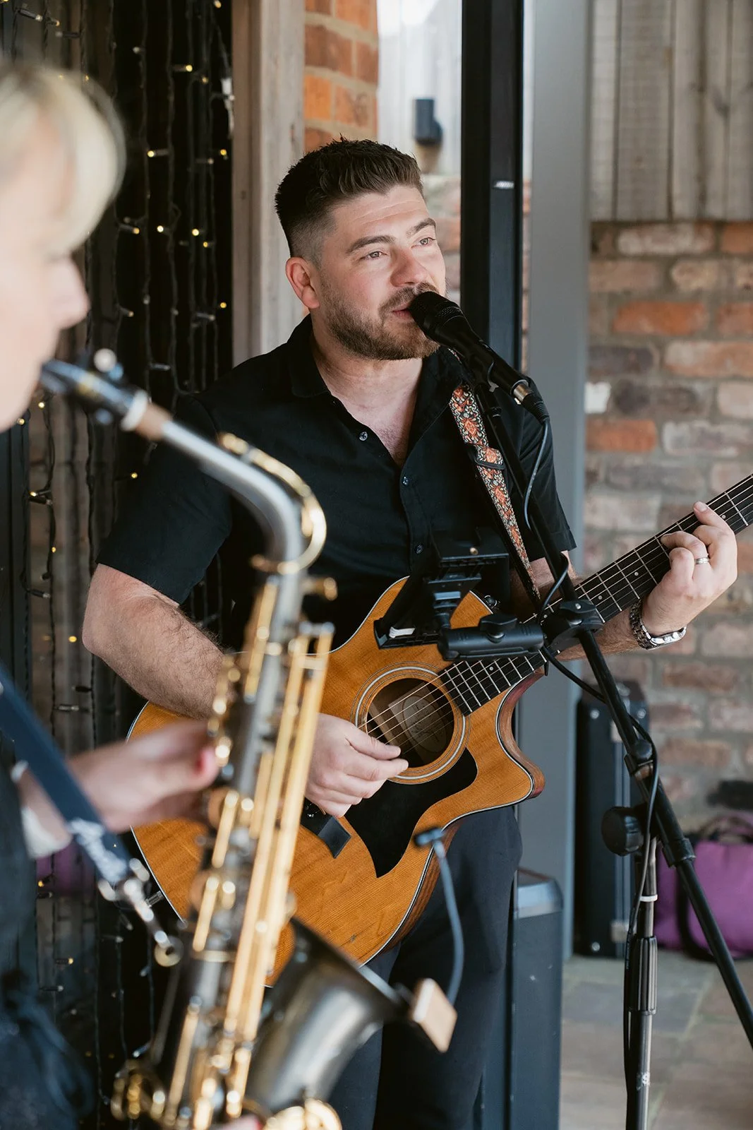 live-acoustic-duo-drinks-reception-courtyard.jpg