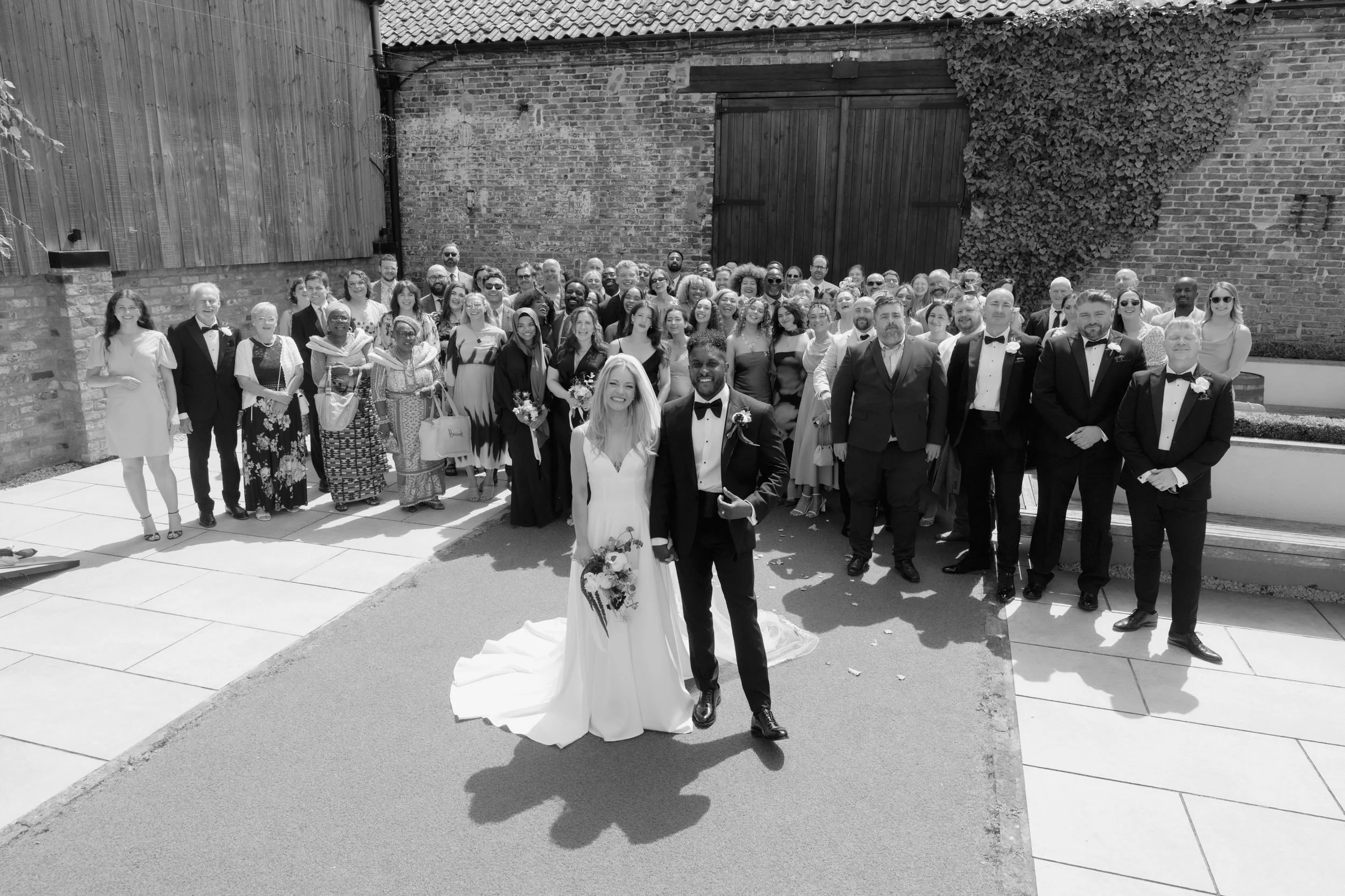 the-normans-group-photo-all-guests-courtyard-black-and-white-414.jpg