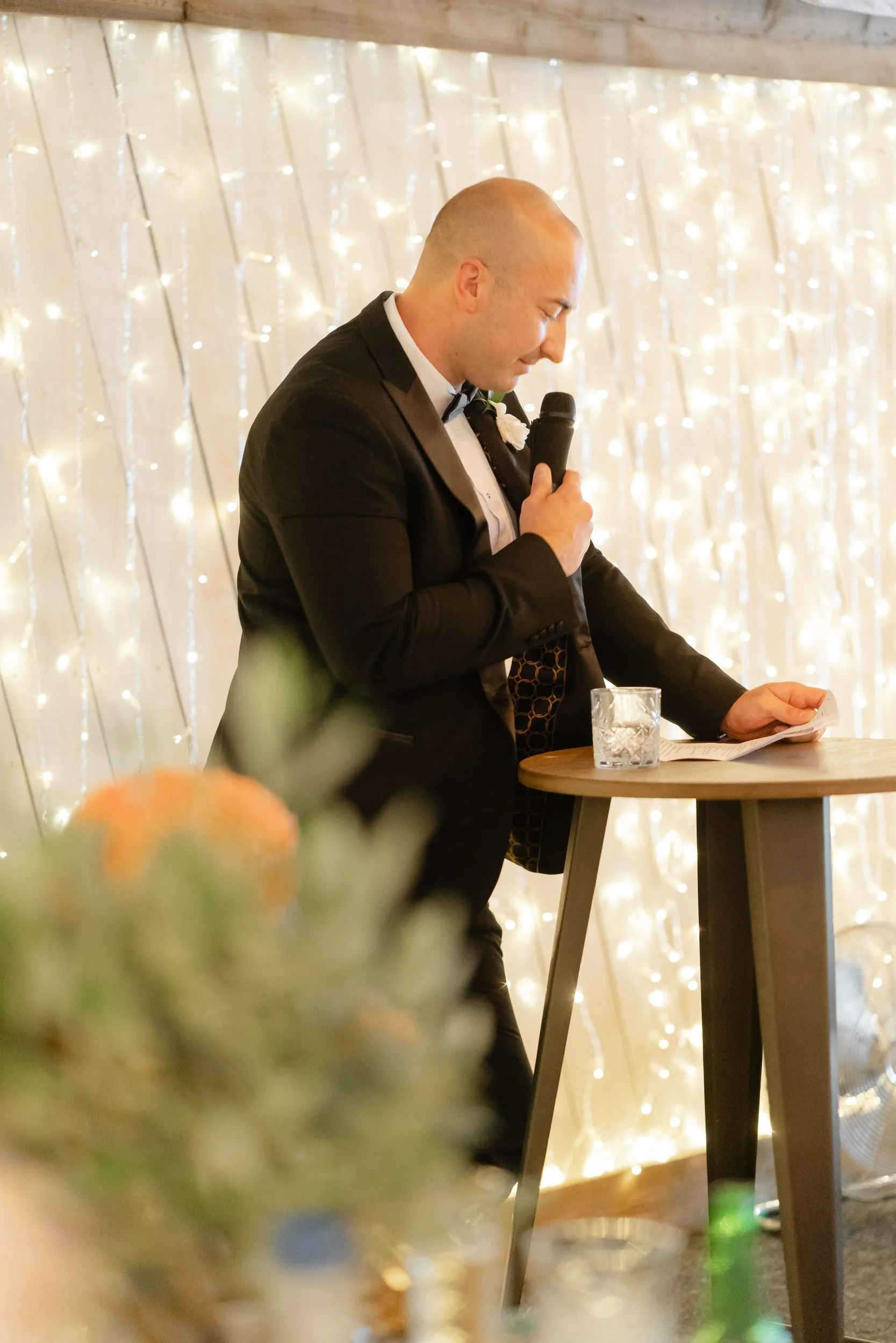the-normans-groomsman-speech-laughing-microphone-reception-836.jpg