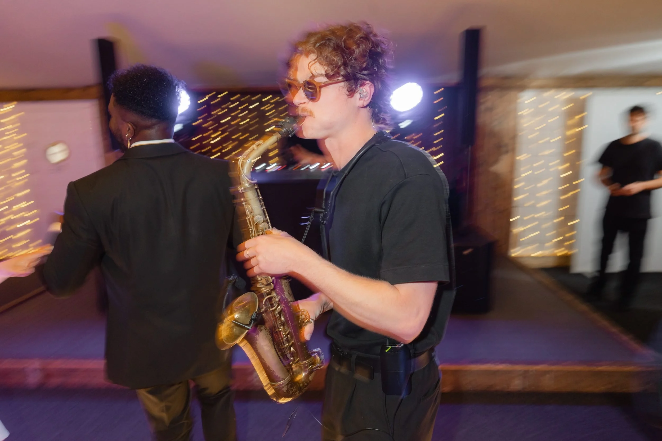 the-normans-saxophone-player-groom-dancing-evening-party-1042.jpg