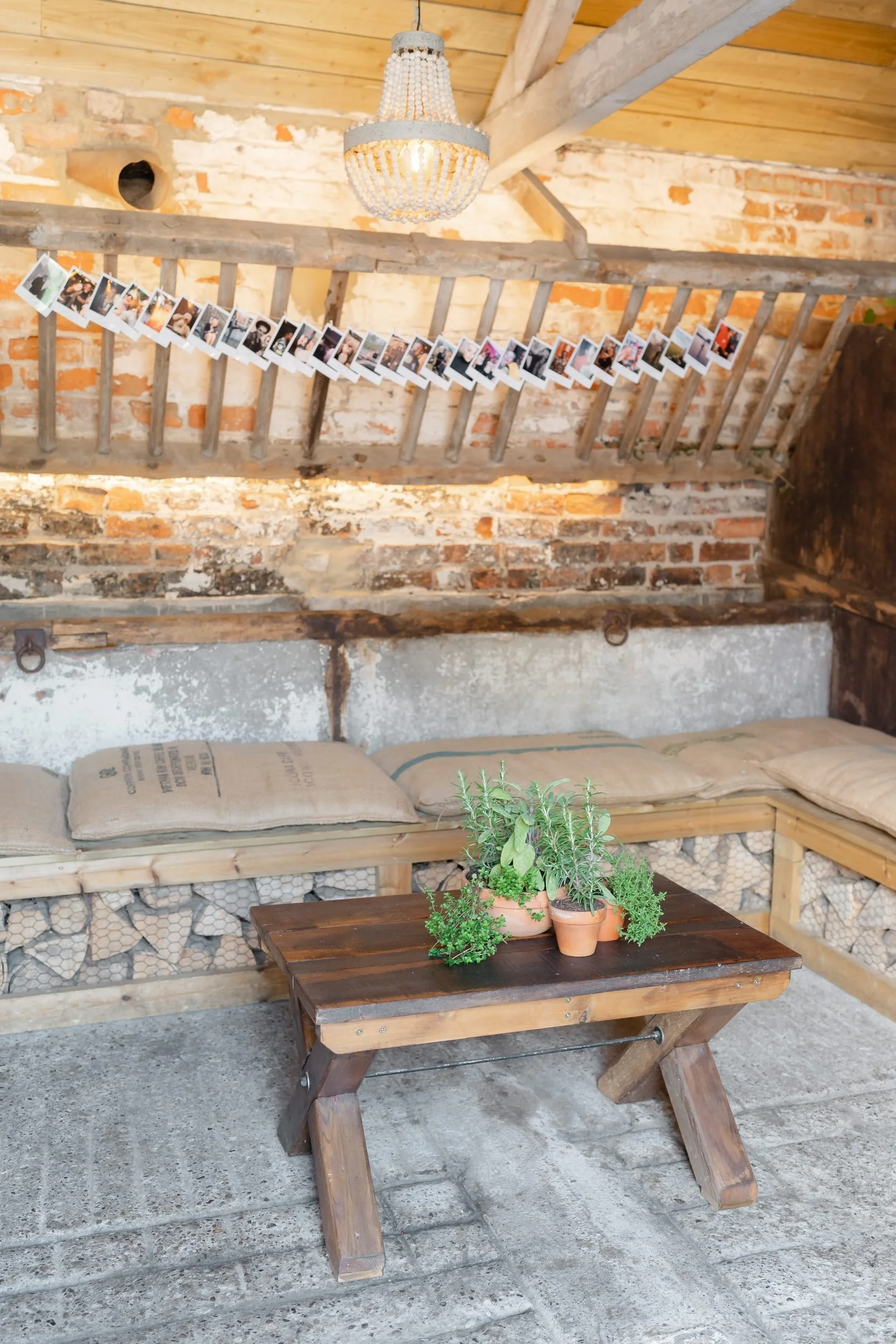 the-normans-snug-lounge-brick-barn-pallet-sofa-polaroid-garland-882.jpg