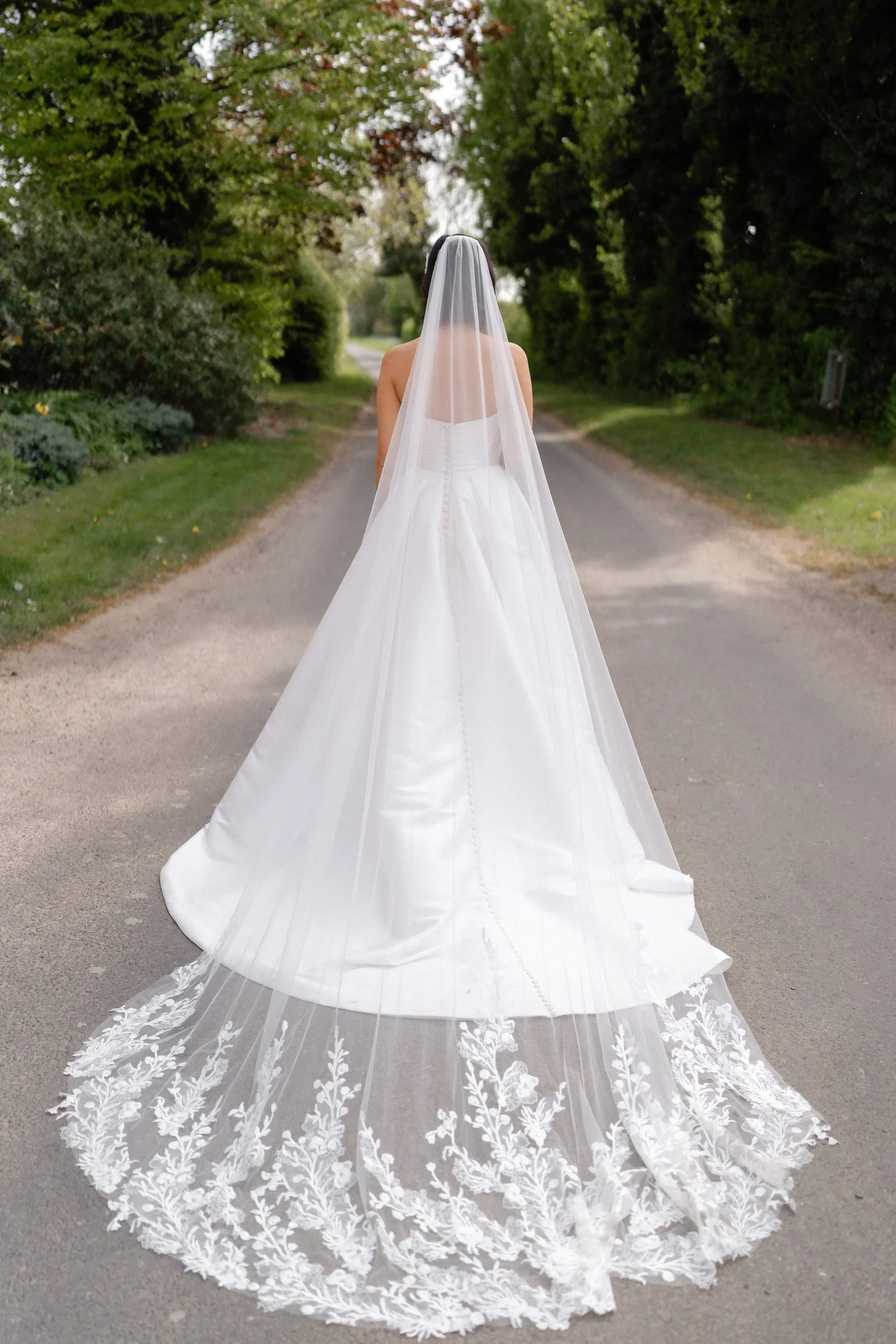 bride-lace-edged-cathedral-veil-country-lane-604.jpg