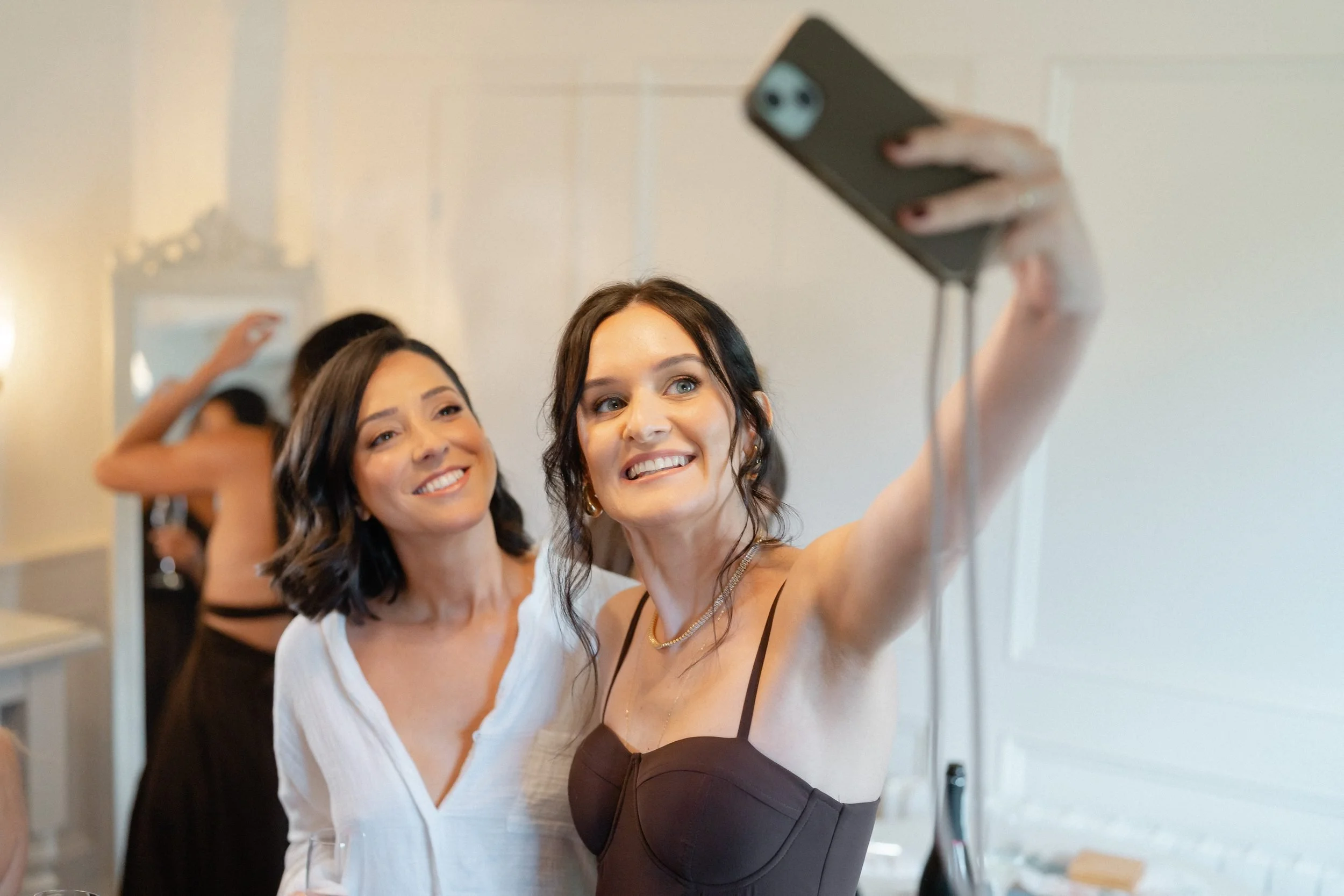 bridesmaids-selfie-bridal-suite-morning-prep-96.jpg
