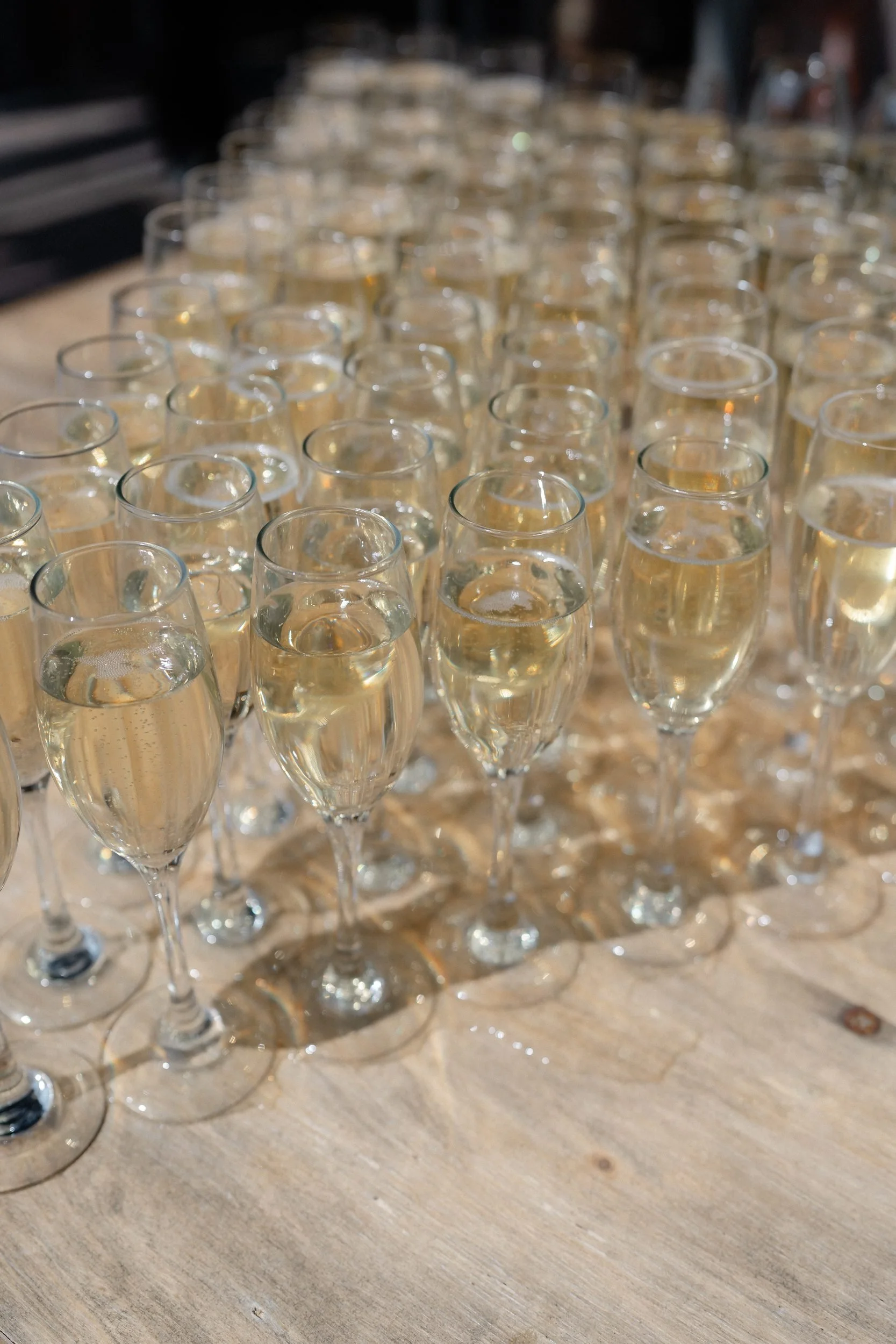 champagne-flutes-lined-up-drinks-reception-370.jpg