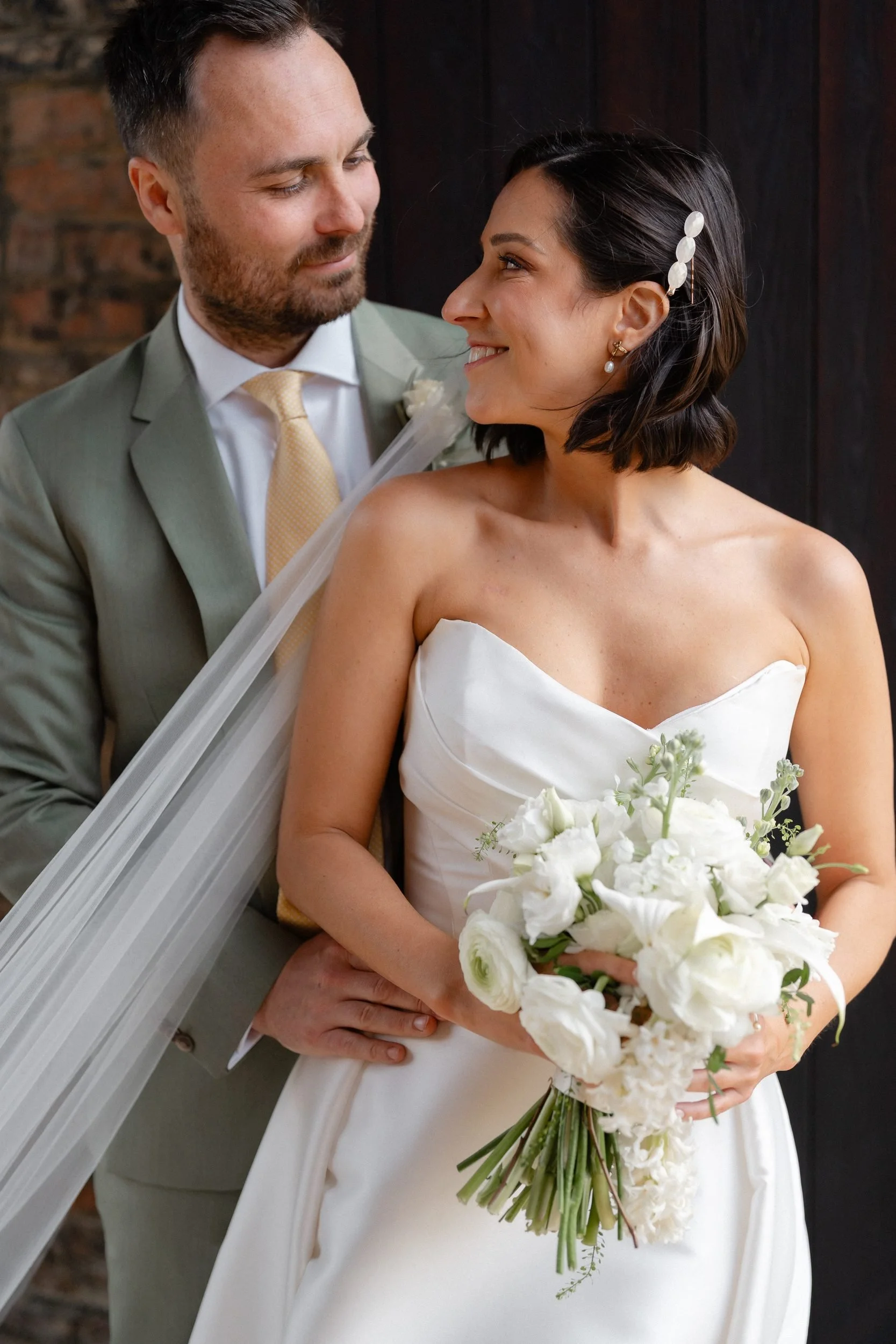 couple-portrait-veil-white-bouquet-timber-barn-593.jpg