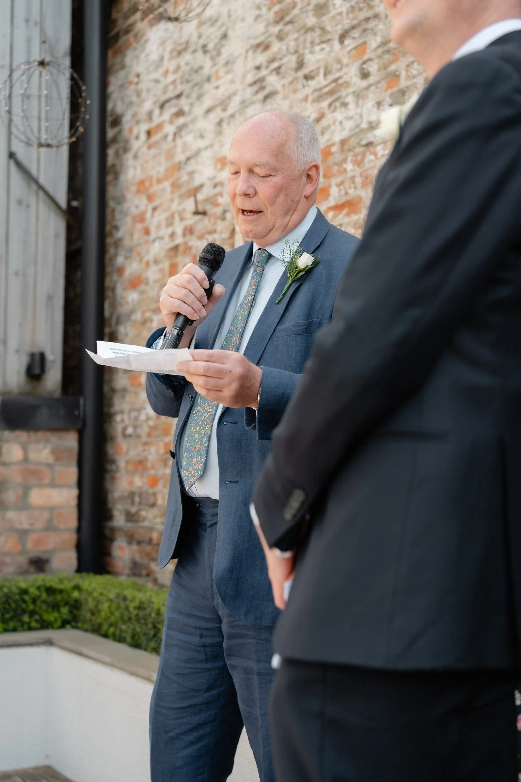 father-of-bride-speech-microphone-courtyard-703.jpg