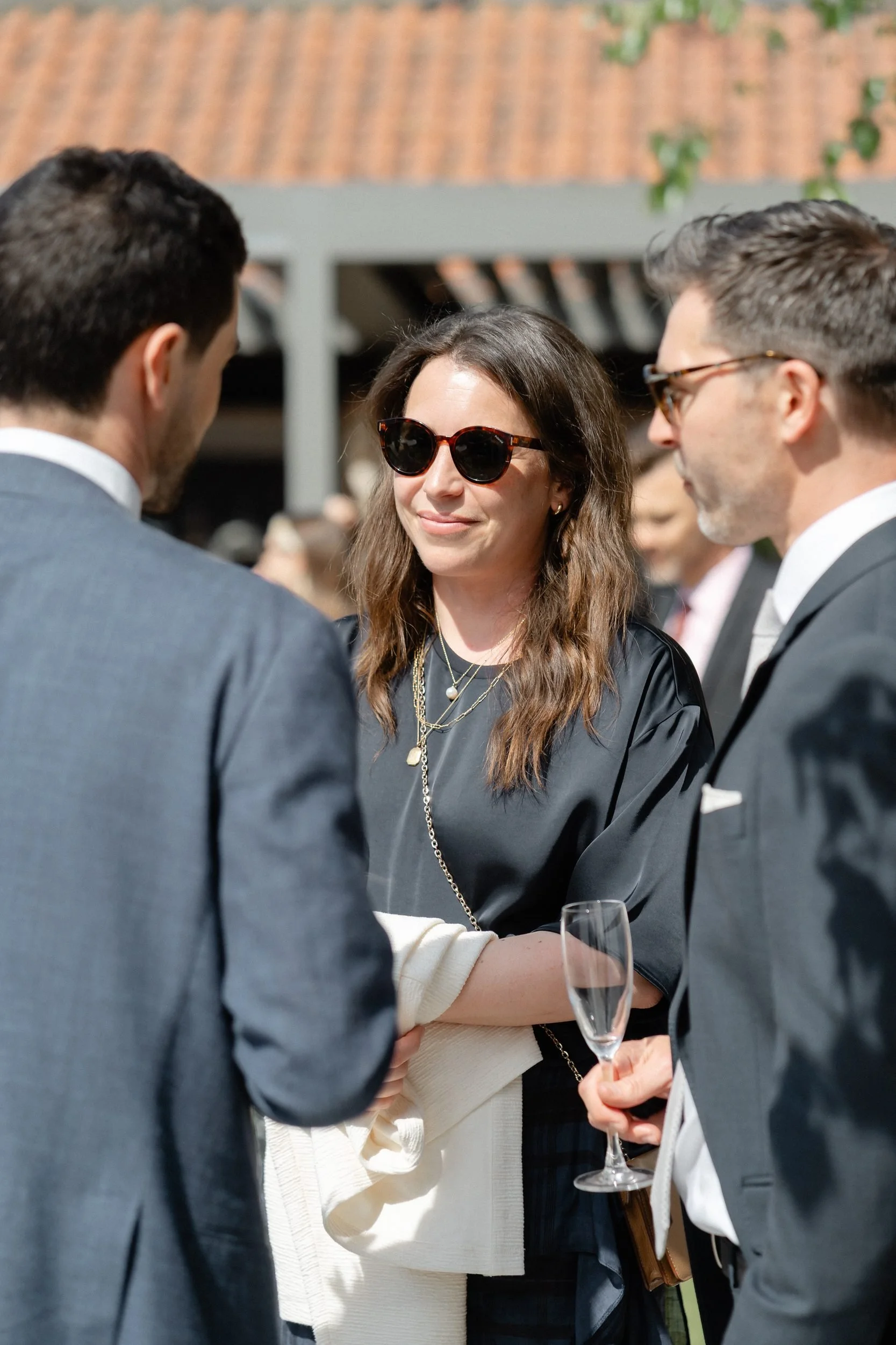 guests-chatting-drinks-reception-sunglasses-412.jpg