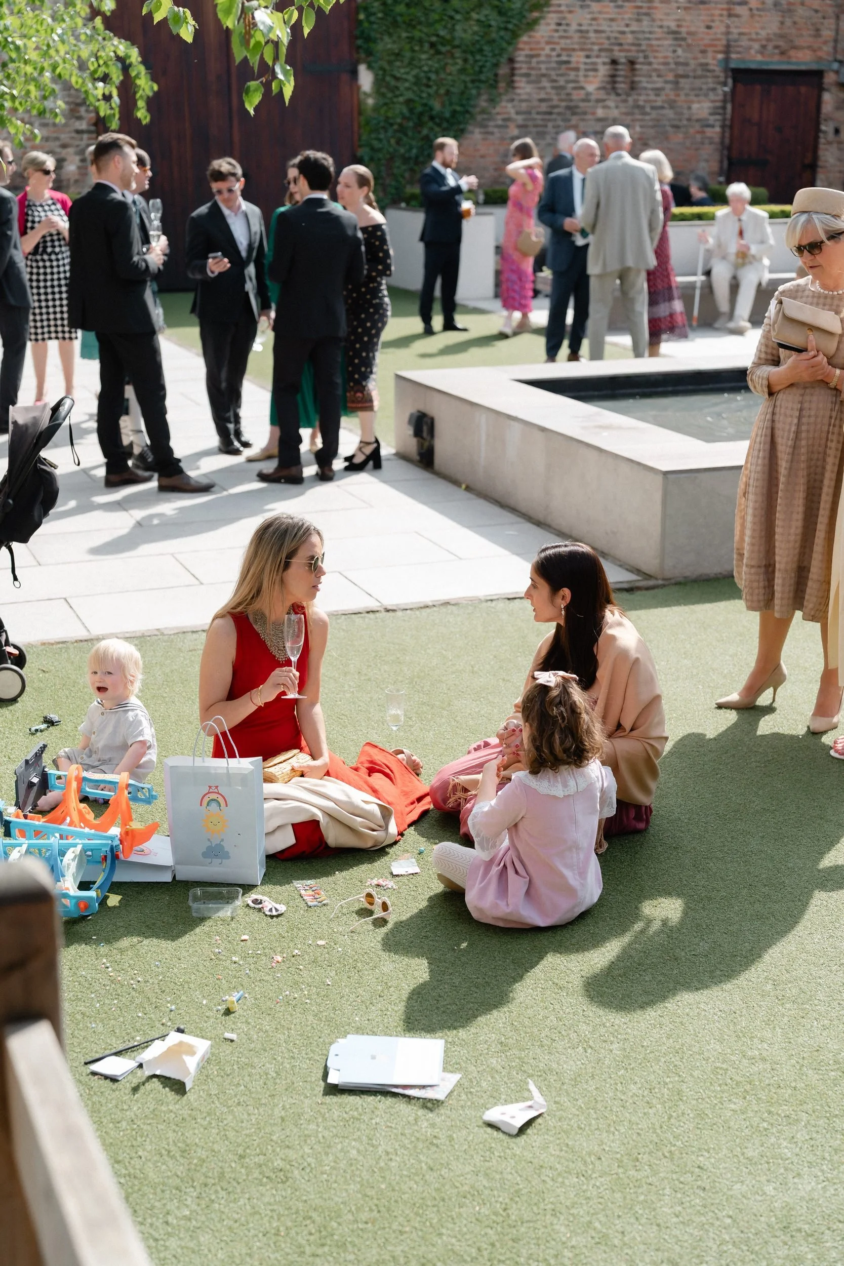 guests-relaxing-courtyard-lawn-children-playing-673.jpg