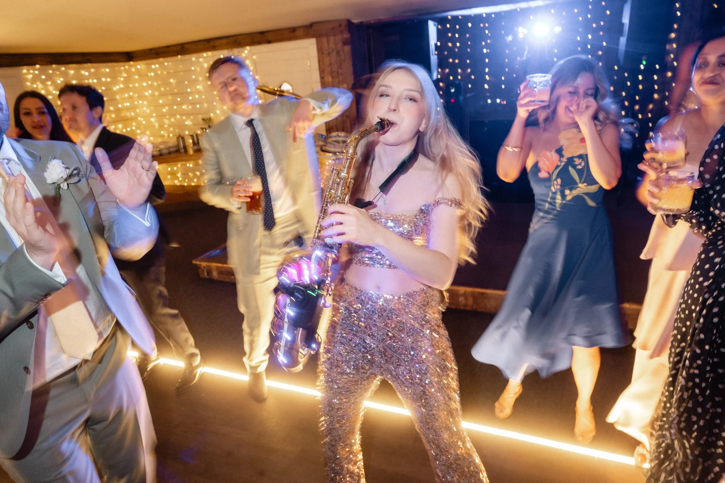 live-sax-player-dance-floor-guests-dancing-870.jpg