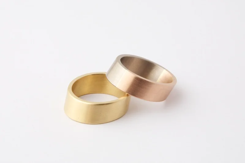 Schuine ring in geelgoud en witgoud-roodgoud.jpg