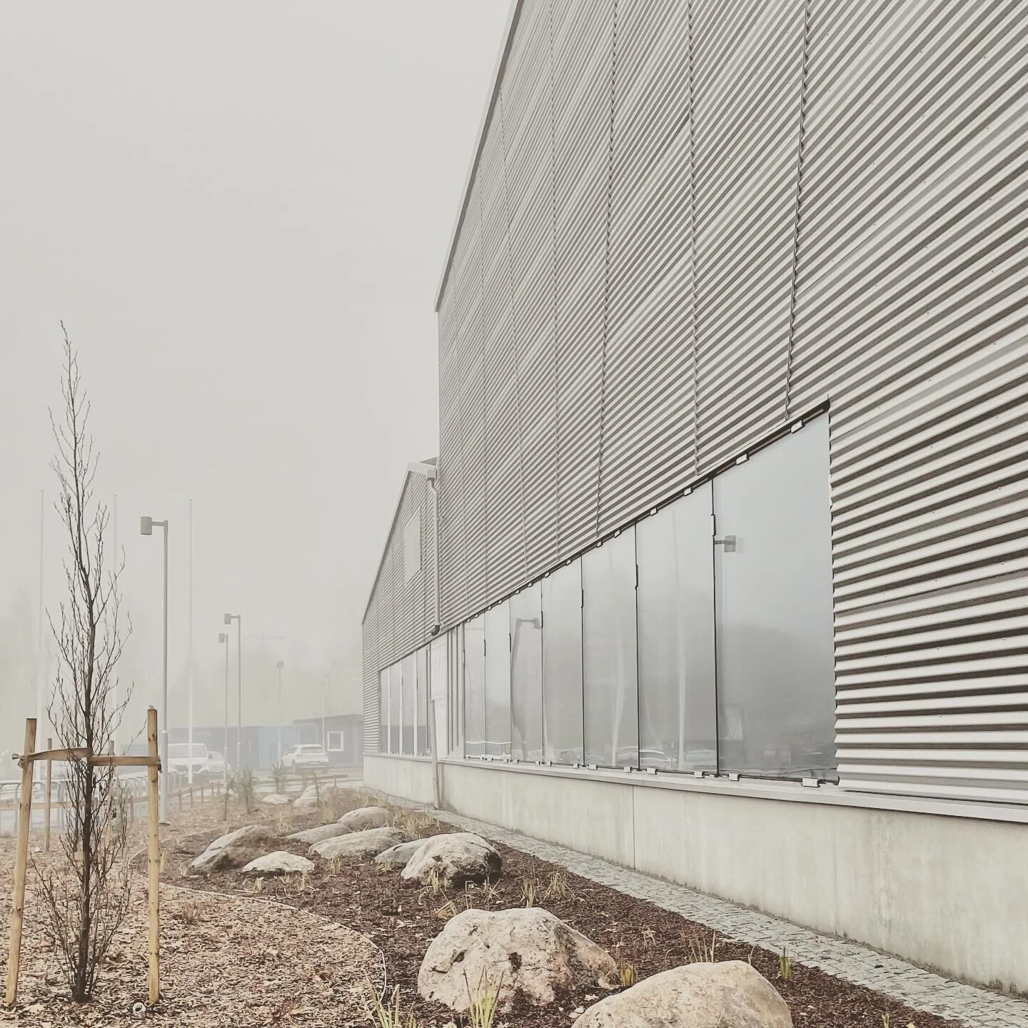 Tennari muotoutumassa sumussa // Tennari taking shape in the mist

#sporttikeskus #tennari #sportcentre 
#ty&ouml;maa #arkkitehtuuri #sumu
#constructionsite #architecture #fog
@lohjakaupunki @ojarannanrakennus 
@fcg_group @rejlersfinland @a_insinoori