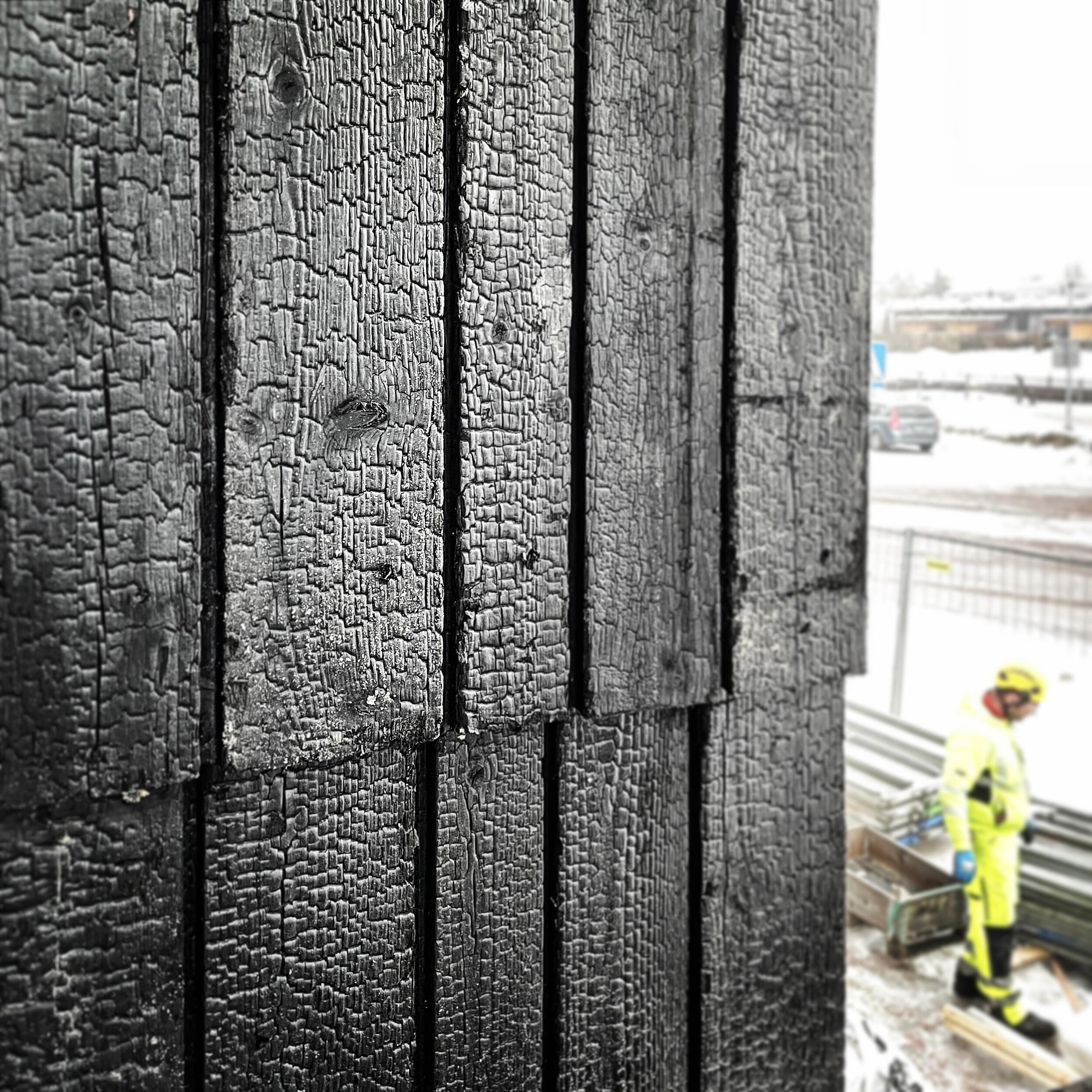 Tikkurilan valmiusasemaan julkisivun hiillytetty puuverhous alkaa v&auml;hitellen hahmottua // Tikkurila Standby Station&rsquo;s charred timber cladding starts to show itself 

#arkkitehtuuri #rakentaminen #pelastusasema #valmiusasema
#puu #charredti