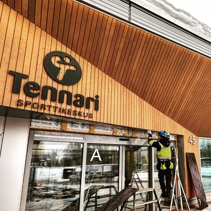 Finishing touches&hellip; 
Sporttikeskus Tennarin rakennusty&ouml;t ovat pient&auml; viimeistely&auml; vaille valmiit. Kalustusta ja k&auml;ytt&auml;ji&auml; odotellessa&hellip;

#arkkitehtuuri #rakennusty&ouml;maa #architecture #constructionwork #co