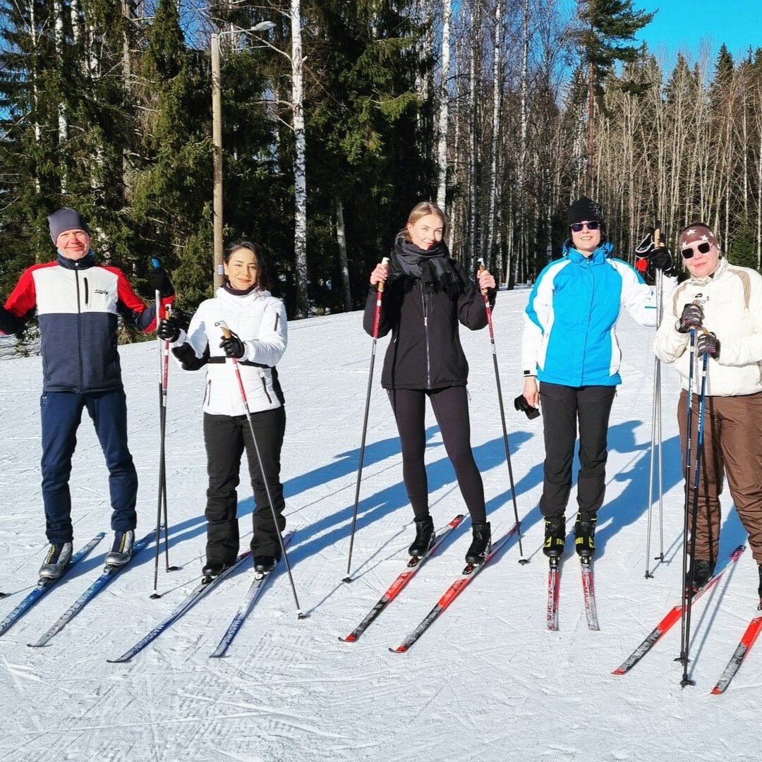 Talvikykyp&auml;iv&auml; hiihtorhym&auml; auringossa // Winter activity outing ski party enjoying the sunshine!

#hyvinvointi #teambuilding