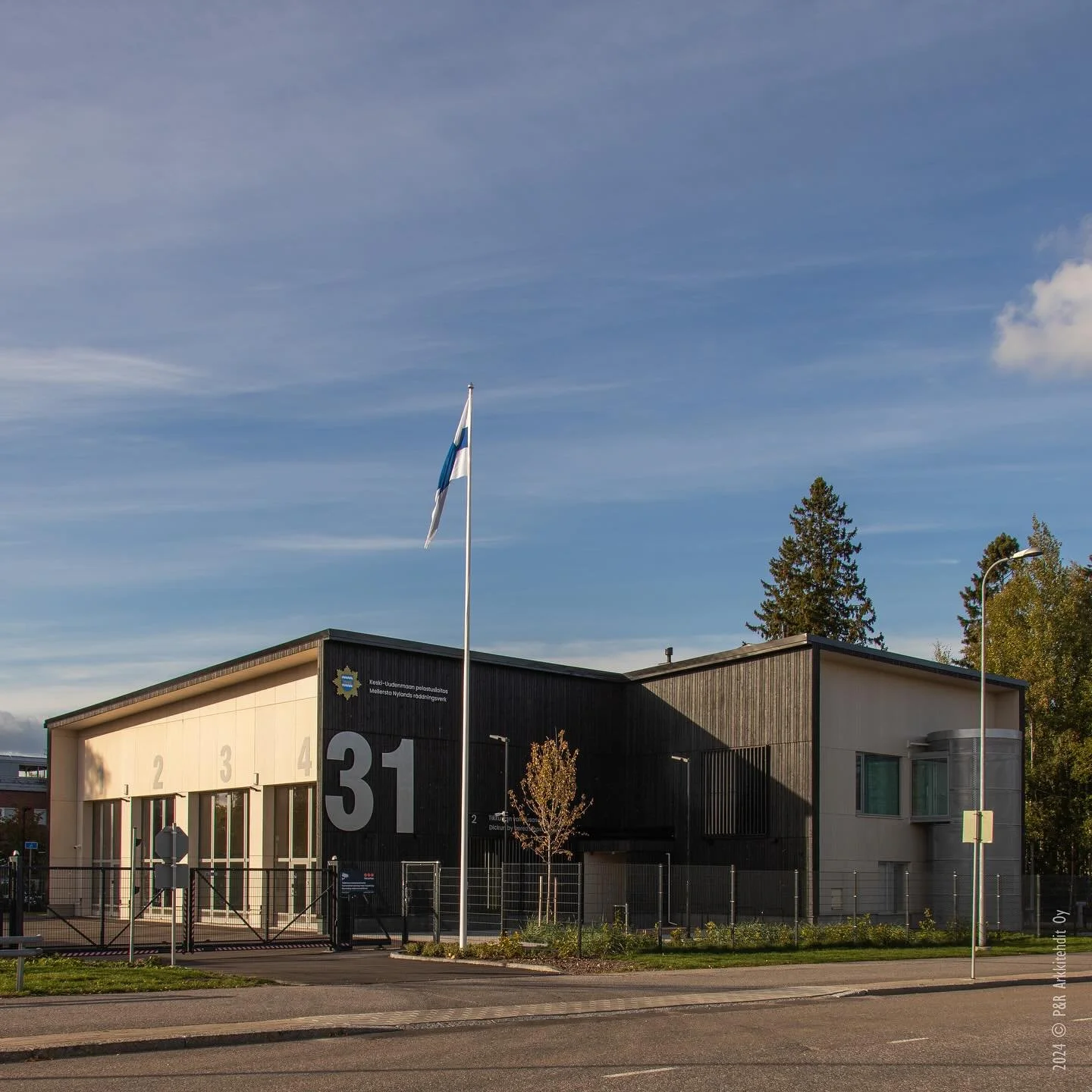 Tikkurilan valmiusasema on valmis! 
The Tikkurila Standby Station is complete!

#arkkitehtuuri #pelastuslaitos #hiiltytettypuuverhous #31
#architecture #firerescuestation #charredtimbercladding 
@kupelastuslaitos @vakehyva @nrcfinland