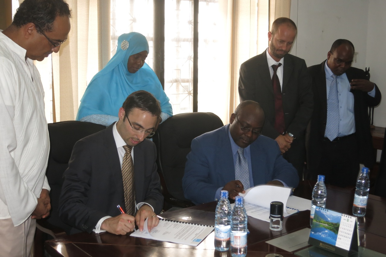 uzi-2014-05-13_signature_contract_zawa.jpg
