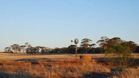 SOLAR-POWERED PLANT SUPPLIES DRINKING WATER FOR AN AUSTRALIAN FARM