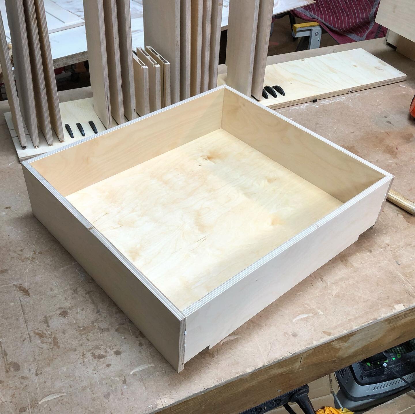 I was hard at work making drawer boxes from 12 mm birch plywood today. All the individual parts were already cut to size yesterday, with the 6 mm wide groove for the bottom panel and the cutouts for the Blum undermount drawer slides also prepared. As