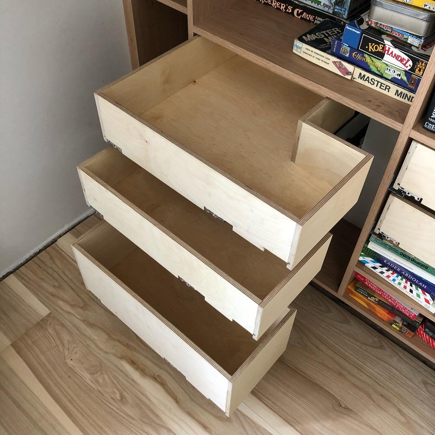 Tricky drawer day! To maximise the usable space in the built-in wardrobe, we designed a set of special drawers to go around the existing chimney. To be able to fully extend them out of the cabinet, the right hand drawer slide had to fit fuller undern
