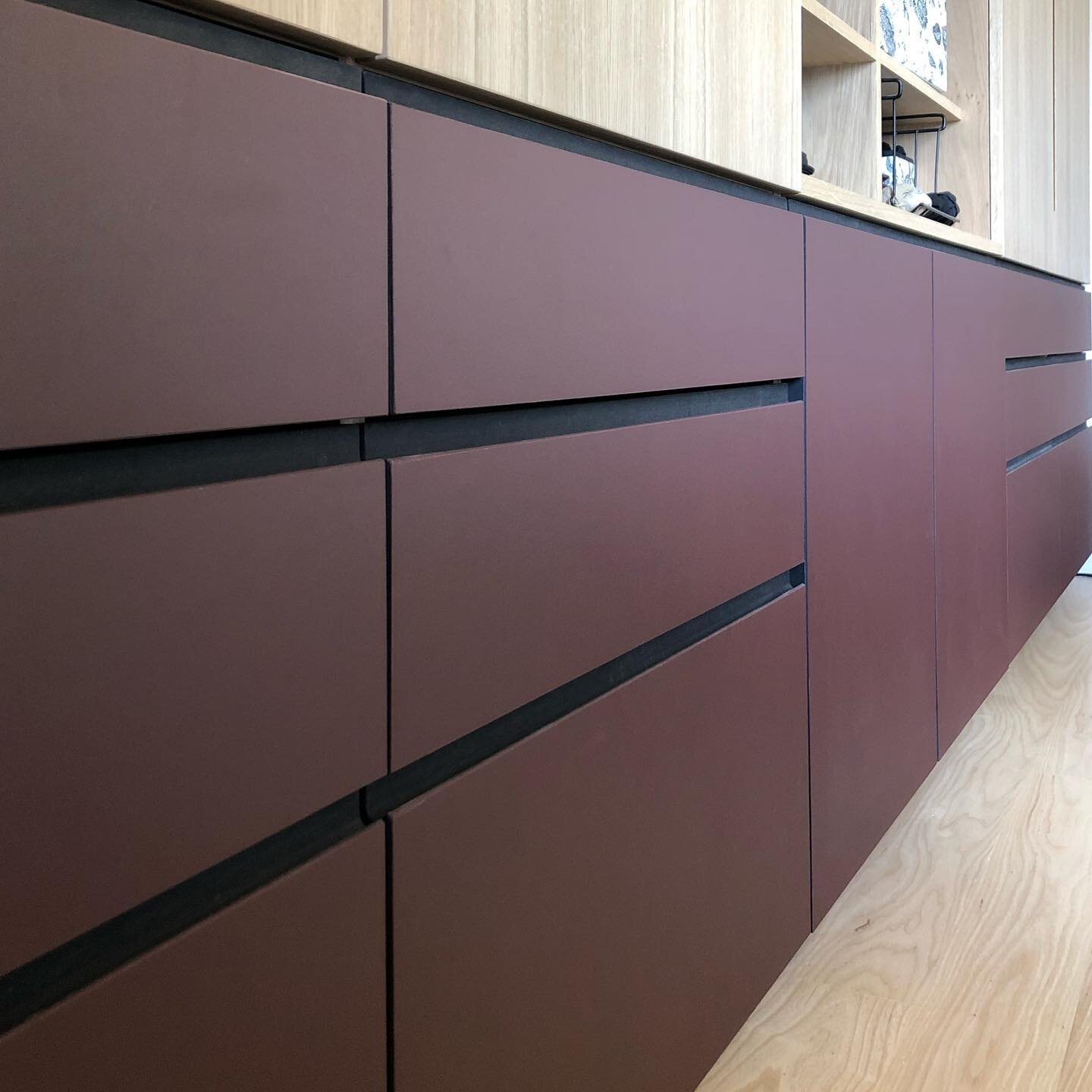 A big step in the bedroom renovation project: the last of the drawer fronts and doors were fitted yesterday! The bigger doors were made from oak-veneered MDF from Iboma with a solid edge, into which a grip was routed out. The maroon drawer fronts are