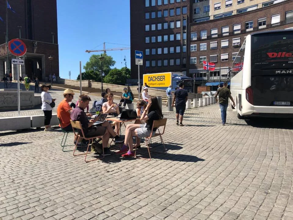 MDGs Eivind Trædal og hans grønne medarbeidere har arbeidsmøte på Fridtjof Nansens plass for å demonstrere bilfritt område bak rådhuset.