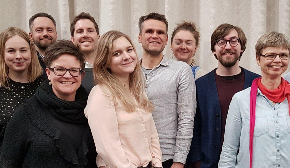 Einar Wilhelmsen i grå likskjorte flankert av sitt styre i MDG Oslo.